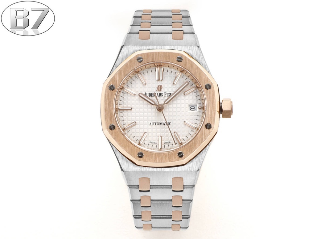 B7  Factory
AP愛彼 女款愛彼皇家橡樹 剔除機芯甲板多餘部分，使之變得更加鏤空——成就鋼表巔峰—— 實力演繹 衛冕“鋼”王！【6大精妙之處】1.正品拆解開模，尺寸為37毫米與正品一致！2.完美還原正品表殼的每一處細節，盡顯正品“稜角分明 堅毅果敢”的陽剛氣質。3.鋼帶的做工無可挑剔，比市面上任何鋼帶表做工均要更上一層樓，鋼帶頭粒和表頭銜接的“緩衝帶”的鬆緊程度與正品一模一樣。4.自動陀的與原裝致敬，是市面唯一做到顏色於原裝一致的版本（市面一般版本均偏紅）其上的ap族徽雕刻獨一無二。