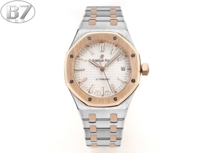B7  Factory
AP愛彼 女款愛彼皇家橡樹 剔除機芯甲板多餘部分，使之變得更加鏤空——成就鋼表巔峰—— 實力演繹 衛冕“鋼”王！【6大精妙之處】1.正品拆解開模，尺寸為37毫米與正品一致！2.完美還原正品表殼的每一處細節，盡顯正品“稜角分明 堅毅果敢”的陽剛氣質。3.鋼帶的做工無可挑剔，比市面上任何鋼帶表做工均要更上一層樓，鋼帶頭粒和表頭銜接的“緩衝帶”的鬆緊程度與正品一模一樣。4.自動陀的與原裝致敬，是市面唯一做到顏色於原裝一致的版本（市面一般版本均偏紅）其上的ap族徽雕刻獨一無二。