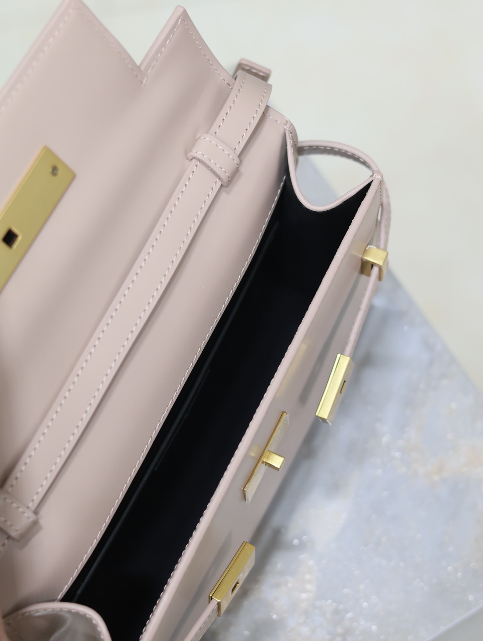 Manhattan_24cm
專櫃同步新款Manhattan法棍包小號24cm全新到貨！最新包型翻蓋曼哈頓法棍包，一改以往經典的logo，取而代之低調簡約的設計風格，它有點像H家的凱莉，很有復古的味道！商務➕休閒兩者結合，總結起來就是百搭！可以手拿，可以單肩或斜挎，一包多用，滿足了商務型女士，又滿足了小女生的休閒！精心挑選的原廠皮、完美的走線、精緻的五金讓整個包包都散髮出高級的味道！
型號：675626
尺寸：24x17.5x6cm