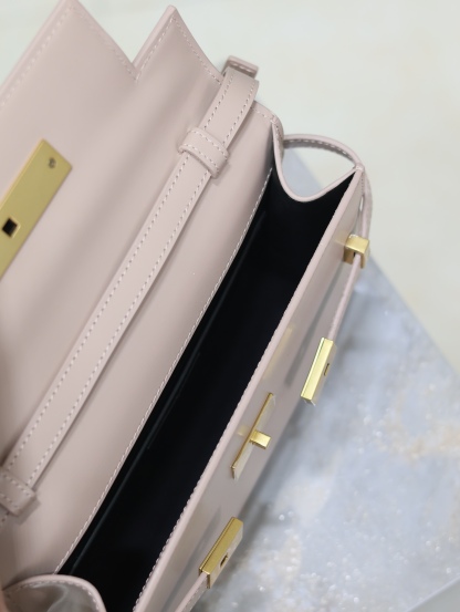 Manhattan_24cm
專櫃同步新款Manhattan法棍包小號24cm全新到貨！最新包型翻蓋曼哈頓法棍包，一改以往經典的logo，取而代之低調簡約的設計風格，它有點像H家的凱莉，很有復古的味道！商務➕休閒兩者結合，總結起來就是百搭！可以手拿，可以單肩或斜挎，一包多用，滿足了商務型女士，又滿足了小女生的休閒！精心挑選的原廠皮、完美的走線、精緻的五金讓整個包包都散髮出高級的味道！
型號：675626
尺寸：24x17.5x6cm