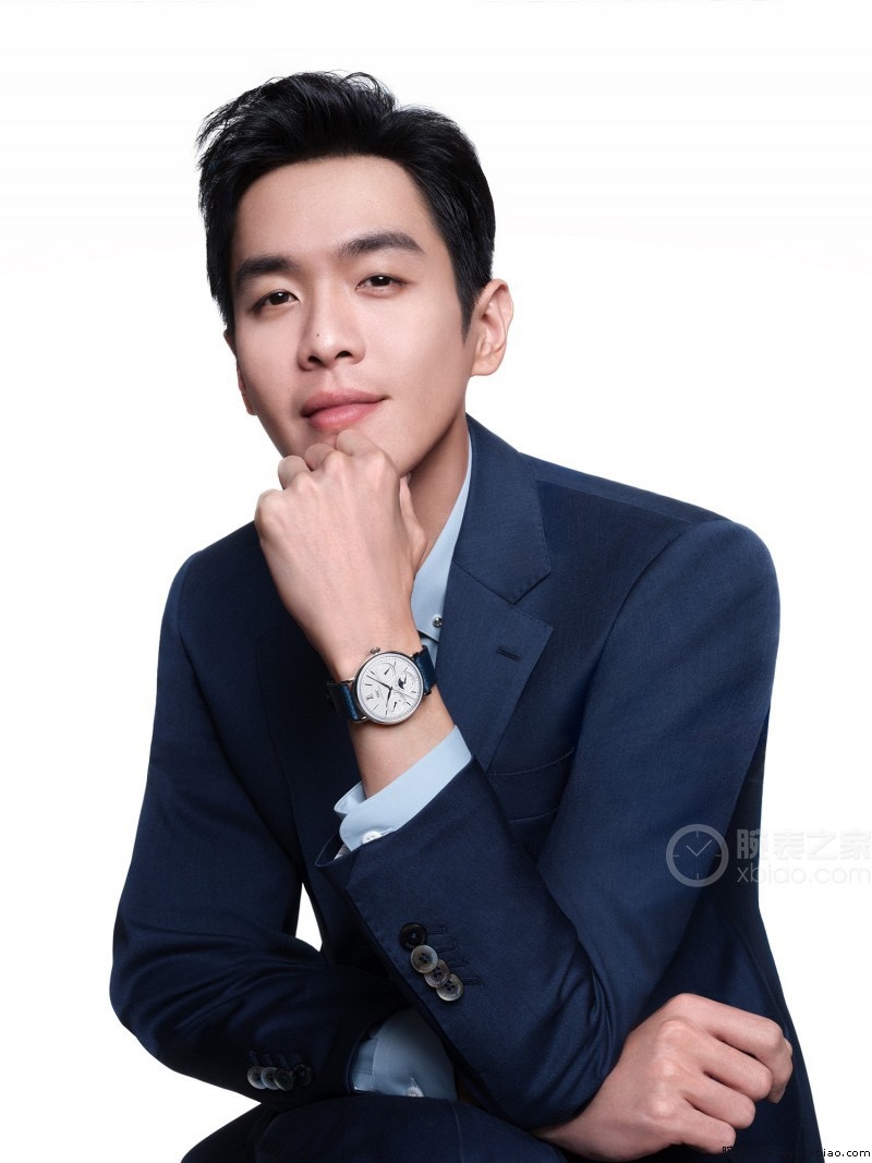 
🔥颜值巅峰  倾情演绎🔥
IWC旗下最耀眼的明星，万年一瞬，品鉴IWC万国柏涛菲诺万年历腕表！
1⃣️ 【机芯】采用3836-2型自制机芯，其机芯运转稳定，月相处更是1:1还原正品，在光线下月相中的星星太阳更是明亮发光，走时精准，几乎零返修！
2️⃣【表壳】正品开模，1:1完美还原！腕表尺寸40mm，整个表壳采用独家研发的CNC精磨工艺，与原装工艺效果如出一辙！
3️⃣【表盘】表盘12刻度细节精益求精，1:1还原镀银表盘，9位更是1:1还原闰年设计，采用双面防反光拱形镀膜镜面，使其整体表盘质感更佳