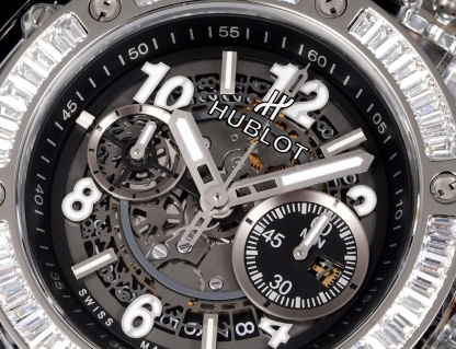 HBF  FACTORY 恆寶HUBLOT 宇舶表年度最佳復刻作品——宇舶BIG BANG系列411.JX.4802.RT“全透明腕表”
【精彩細節】1.還原正品錶盤後龍飛鳳舞的鏤空佈局，2.採用與原裝同樣的丙烯酸有機玻璃極致克隆——完成不可能完成的任務。該材質不僅硬度高，且具有抗鑫腐蝕，耐磨損等卓越物理特性。
【機芯功能】腕表直徑45mm。採用增強版計時7750機芯改原裝HUB.1242型芯，實現所有功能吻合正裝。
【精益求精】全力以赴，層層把關，在保證完美“透視感官”的同時，竭心盡力還原正品