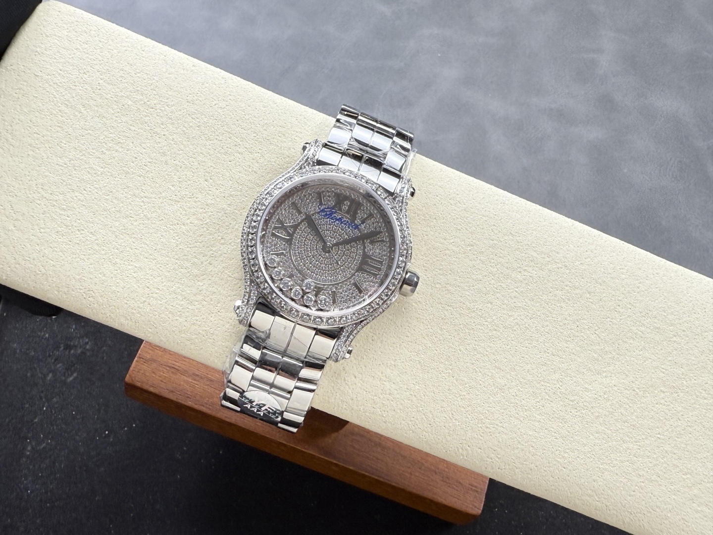 YF-新品🆕 滿鑽 快樂鑽36mm
2025最新款滿天星   原裝搭配美洲鰐魚錶帶 搭配2892機芯 蕭邦（HAPPY DIAMONDS）作為蕭邦最暢銷的系列一直以細膩的手法詮釋蕭邦標誌性靈動鑽石的概念，此系列作品柔美而時尚，都說男戴萬國女戴蕭邦 有金（進）有鑽（賺）寓意也很好。錶盤內的鑽石滾珠可自由滑行轉動，時來運轉 財運滾滾，讓每一位女性都以最迷人的造型驚艷世人。 這次給大家帶來的蕭邦快樂鑽系列 這次給大家帶來的蕭邦快樂鑽系列 是肖邦旗下最具代表性的腕表 最有特色的夾層玻璃的7顆，7顆鑽石產生自旋