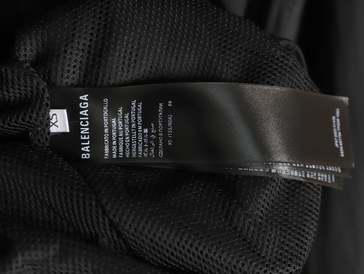 🔝Balenciaga 巴黎世家 26SS 3M徽章衝鋒衣夾克外套
Football系列夾克 黑色主調+灰色Logo刺繡 緞面材質自帶光澤 oversize版型超顯瘦 立領設計利落有型 袖口和下擺細節豐富 左下角“88”數字+品牌元素 辨識度超高 日常街頭、暗黑風都能輕鬆駕馭 搭配同系列衛衣或褲子 酷感造型輕鬆get
尺碼：XS-L