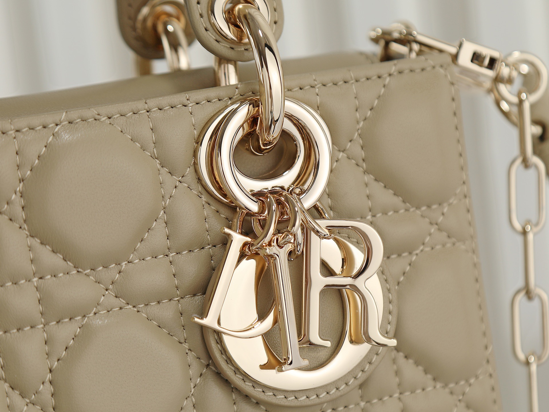 原廠級 奶茶色 迷你尺寸
𝗗𝗶𝗼𝗿 𝗗-𝗝𝗼𝘆 𝗯𝗮𝗴羊皮2025款新款
時尚果然就是輪回，回歸了一把中古戴妃
長方包形，短鏈條➕細長肩帶直接封神！！
復古時髦感超強，真是什麼場合都可以把住
絕對是lady中的天花板了，強勢出圈啦姐妹們
款號：0636
尺寸：19x10.5x5.5cm
