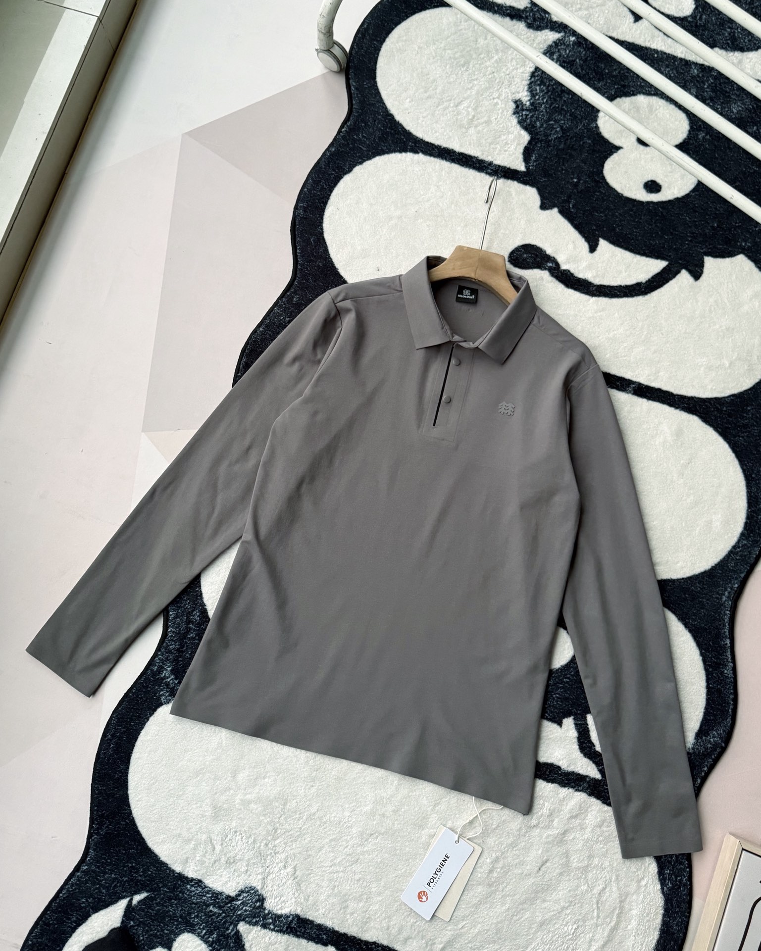 春季新款 KOLON SPORT可隆吸濕長袖防曬+抗菌SECOt恤翻領POLO
大身採用可隆自研面料，具有吸濕速乾，UPF215+防曬及Polygiene抑菌功能門襟採用激光切割工藝，結合肩部超聲波貼合工藝，提升細節品質感領口，門襟及下擺均採用熱壓工藝，外觀平整
