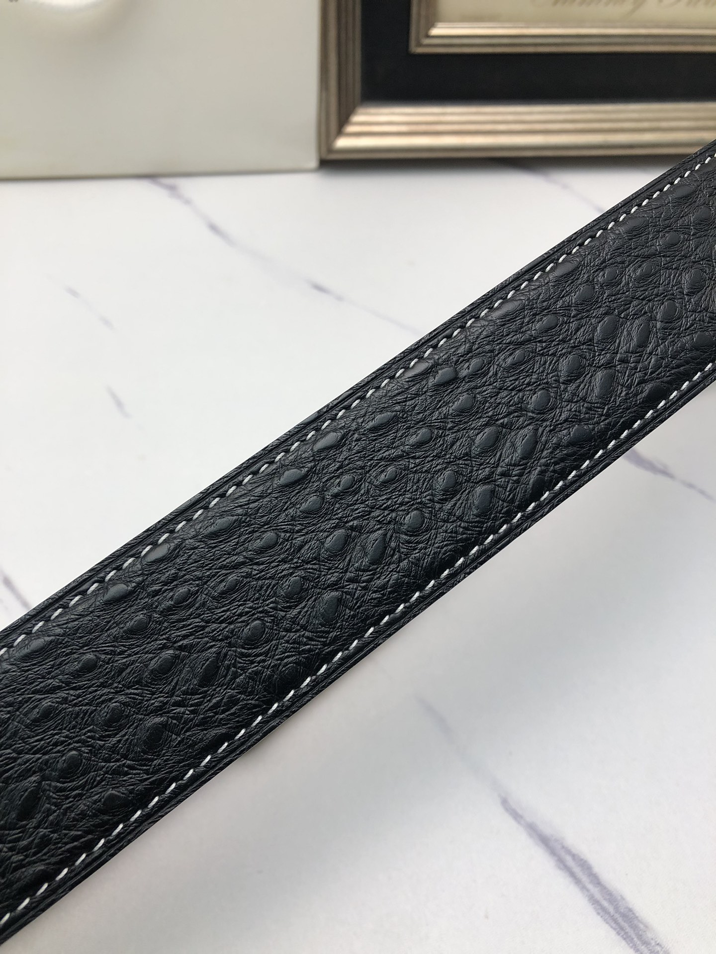 華倫天奴：原單頭層牛皮駝鳥花紋，內襯頭層壓橫紋牛皮底，營造織紋外觀。飾以標誌原單扣。專櫃寬度4.0