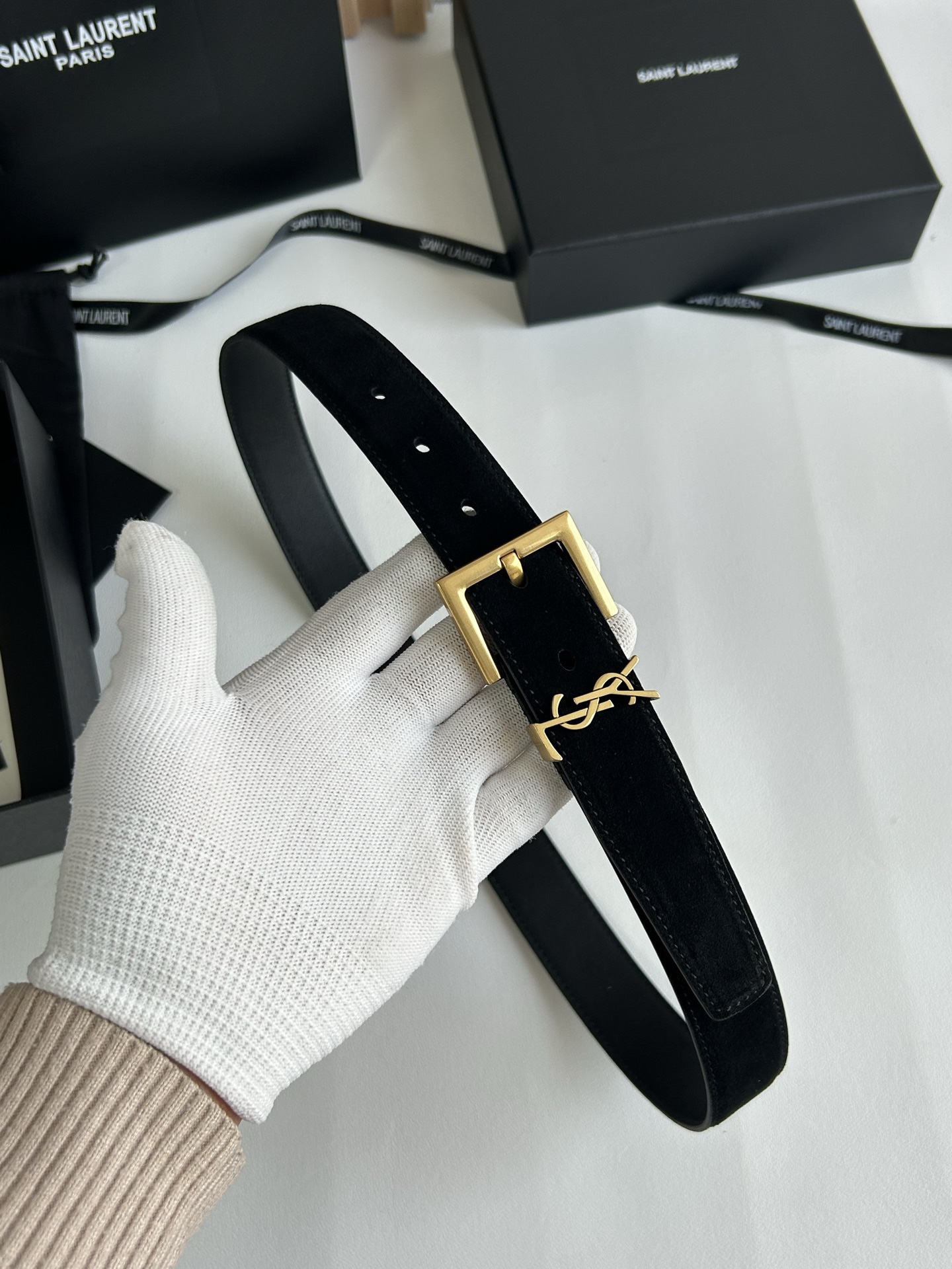 聖羅蘭 女士腰帶，進口小牛皮 配以CASSANDRE 標識腰帶環。古銅色金銀五金可選。精緻優雅的設計，寬度3.0cm