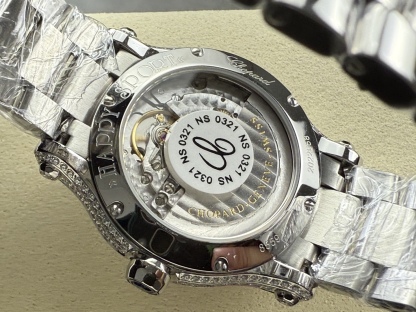 YF-新品🆕 滿鑽 快樂鑽36mm
2025最新款滿天星   原裝搭配美洲鰐魚錶帶 搭配2892機芯 蕭邦（HAPPY DIAMONDS）作為蕭邦最暢銷的系列一直以細膩的手法詮釋蕭邦標誌性靈動鑽石的概念，此系列作品柔美而時尚，都說男戴萬國女戴蕭邦 有金（進）有鑽（賺）寓意也很好。錶盤內的鑽石滾珠可自由滑行轉動，時來運轉 財運滾滾，讓每一位女性都以最迷人的造型驚艷世人。 這次給大家帶來的蕭邦快樂鑽系列 這次給大家帶來的蕭邦快樂鑽系列 是肖邦旗下最具代表性的腕表 最有特色的夾層玻璃的7顆，7顆鑽石產生自旋