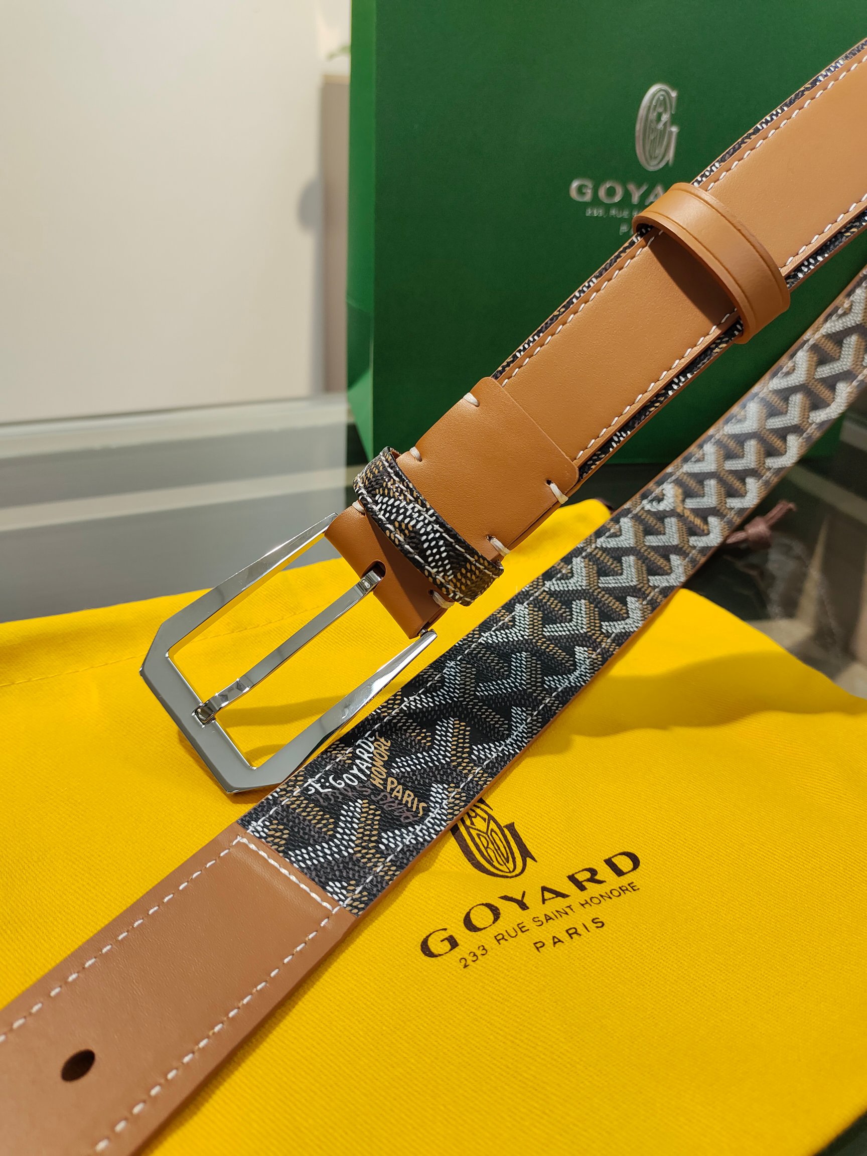 
Goyard(戈雅)腰帶源於法國奢侈品牌，設計風格簡約低調，腰帶身有標誌性帆布搭配進口頭層牛皮，腰帶扣採用簡約精品鋼扣，延續品牌的低調奢華，帶身寬度3.4CM，適用商務休閒日常佩戴。