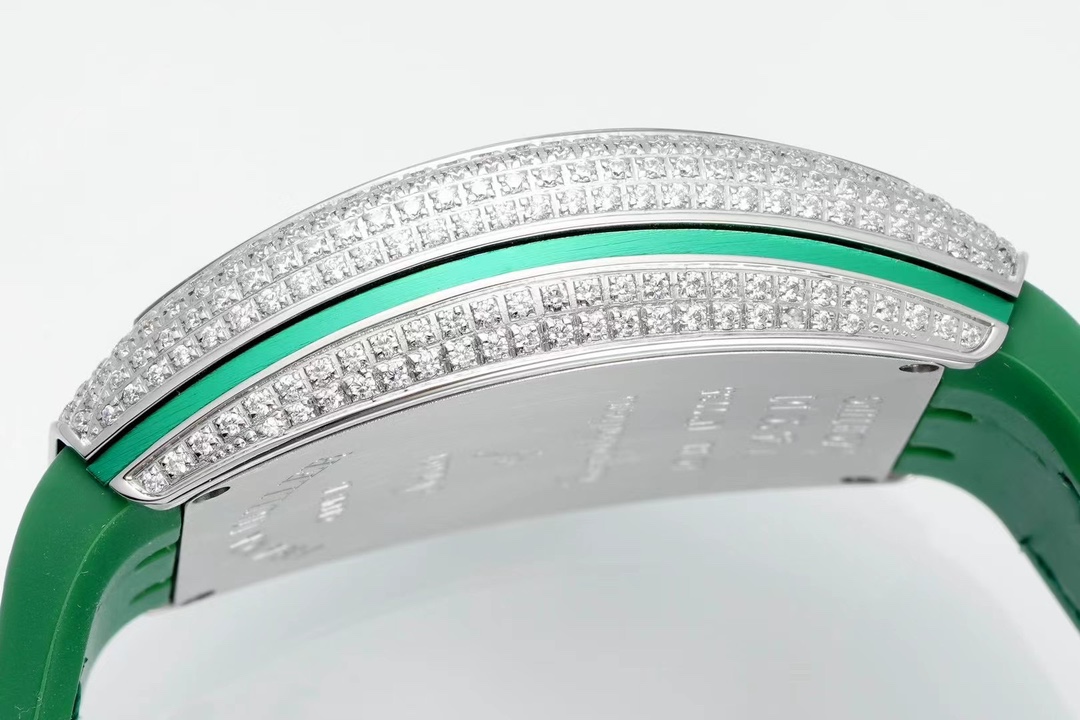 ABF最高品質 綠遊艇 新款到貨 Franck Muller 法蘭克穆勒 Vanguard Yachting V45遊艇系列 44x54 mm
1.表殼100%原版開模 特別是三明治結構表殼 中間內側 藍色的側槽和把頭位置凸出來的藍色耳位 更是使表殼的製作過程更加困難 然後歷時10個多月經過多次初版校對 終於研發製作成功 完全採用316精鋼製作 而非市場低成本的塑膠模具 
2.本版本V45綠色遊艇字面 真法郎字丁 都是採用原裝1：1高度的數字凹邊內法郎烤真丁 成本高 製作複雜 良品率低 字面下層有放大鏡