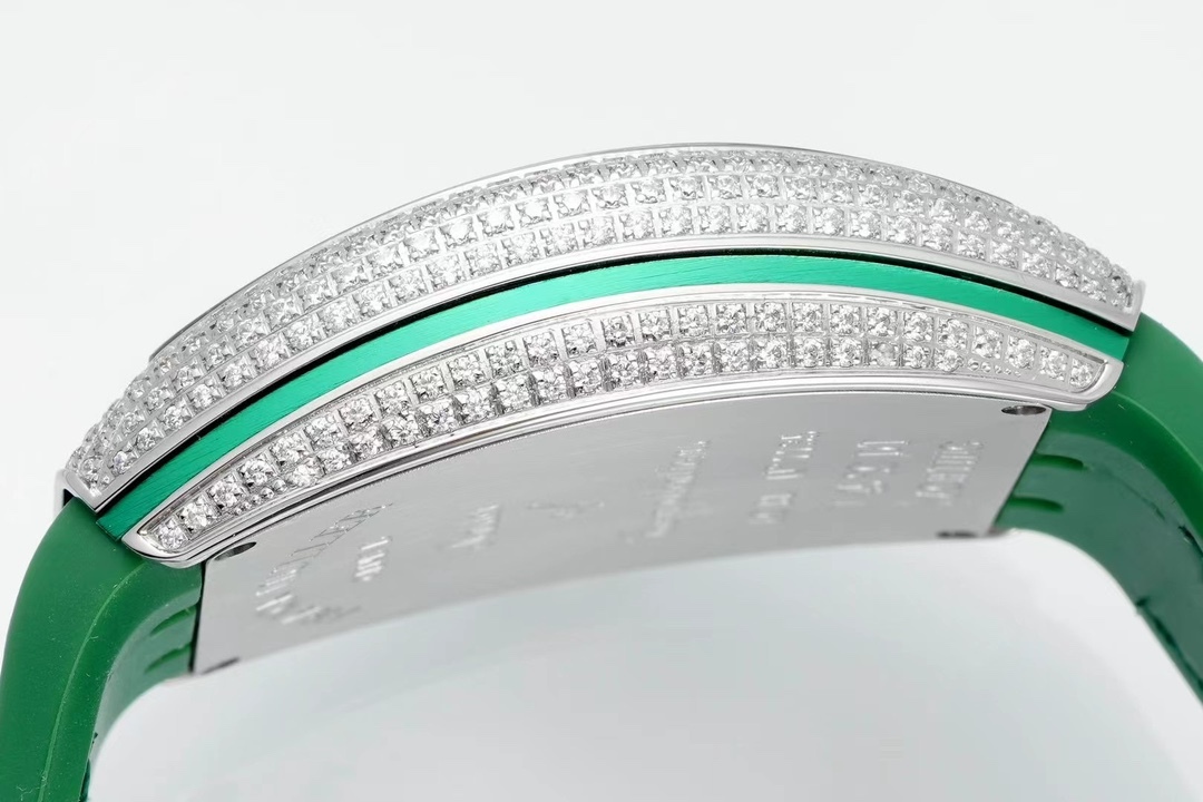 ABF最高品質 綠遊艇 新款到貨 Franck Muller 法蘭克穆勒 Vanguard Yachting V45遊艇系列 44x54 mm
1.表殼100%原版開模 特別是三明治結構表殼 中間內側 藍色的側槽和把頭位置凸出來的藍色耳位 更是使表殼的製作過程更加困難 然後歷時10個多月經過多次初版校對 終於研發製作成功 完全採用316精鋼製作 而非市場低成本的塑膠模具 
2.本版本V45綠色遊艇字面 真法郎字丁 都是採用原裝1：1高度的數字凹邊內法郎烤真丁 成本高 製作複雜 良品率低 字面下層有放大鏡