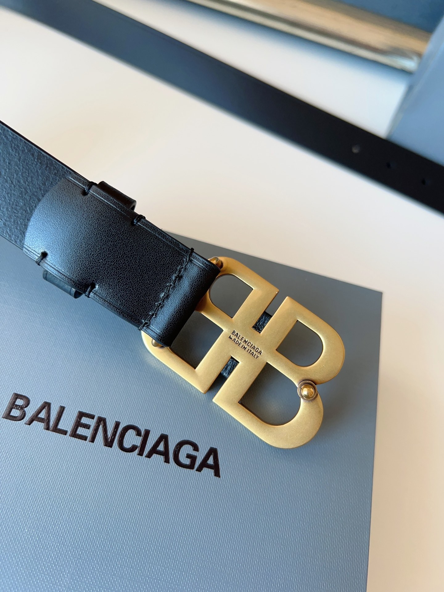 巴黎世家（Balenciaga）寬度3.0cm 是法國的奢侈品牌，作為時尚界最具影響力品牌之一的地位。設計師源於：都市時尚潮流獨特的設計風格，採用進口小牛皮製作；搭配純銅復古五金，使其更具魅力。值得擁有的百搭精品！