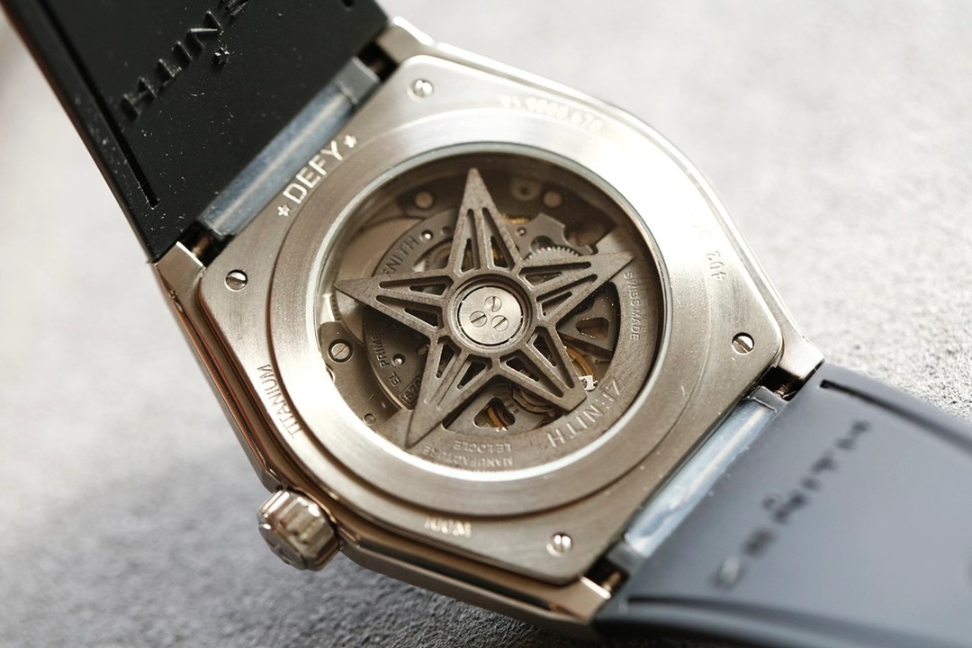 95.9000.670/78.R782
品牌：真力時
系列：DEFY
性別：男士
我來糾錯 
機芯 機芯型號：9015改Elite 670 SK
機芯類型：全自動機械
機芯直徑：25.60毫米
機芯厚度：3.88毫米
振頻：28800每小時振蕩次數
寶石數：27個
零件數：187個
動力儲備：50小時
我來糾錯 
外觀 表徑：41毫米
表壳厚度：10.75毫米
表盘颜色：镂空
表盘形状：圆形
表带颜色：黑色
表扣类型：针扣
背透：背透，透明蓝宝石水晶
防水深度：100米
表耳间距：暂无
我来纠错 
材质