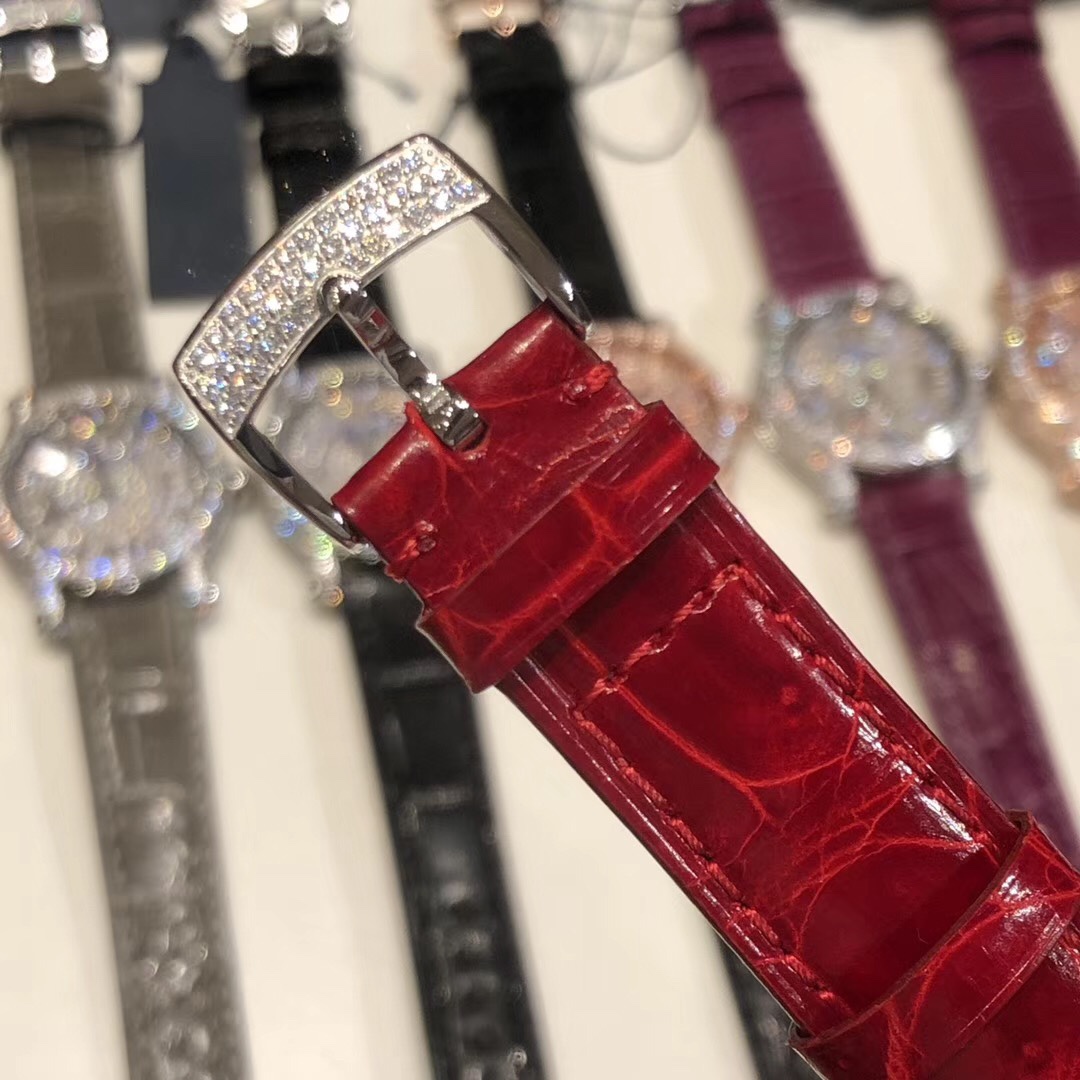 （NL）2025最新款滿天星   原裝搭配美洲鰐魚錶帶 搭配原莊進口日本9015機芯 蕭邦（HAPPY DIAMONDS）作為蕭邦最暢銷的系列一直以細膩的手法詮釋蕭邦標誌性靈動鑽石的概念，此系列作品柔美而時尚，都說男戴萬國女戴蕭邦 有金（進）有鑽（賺）寓意也很好。錶盤內的鑽石滾珠可自由滑行轉動，時來運轉 財運滾滾，讓每一位女性都以最迷人的造型驚艷世人。 這次給大家帶來的蕭邦快樂鑽系列 這次給大家帶來的蕭邦快樂鑽系列 是肖邦旗下最具代表性的腕表 最有特色的夾層玻璃的7顆，7顆鑽石產生自旋 猶如舞蹈