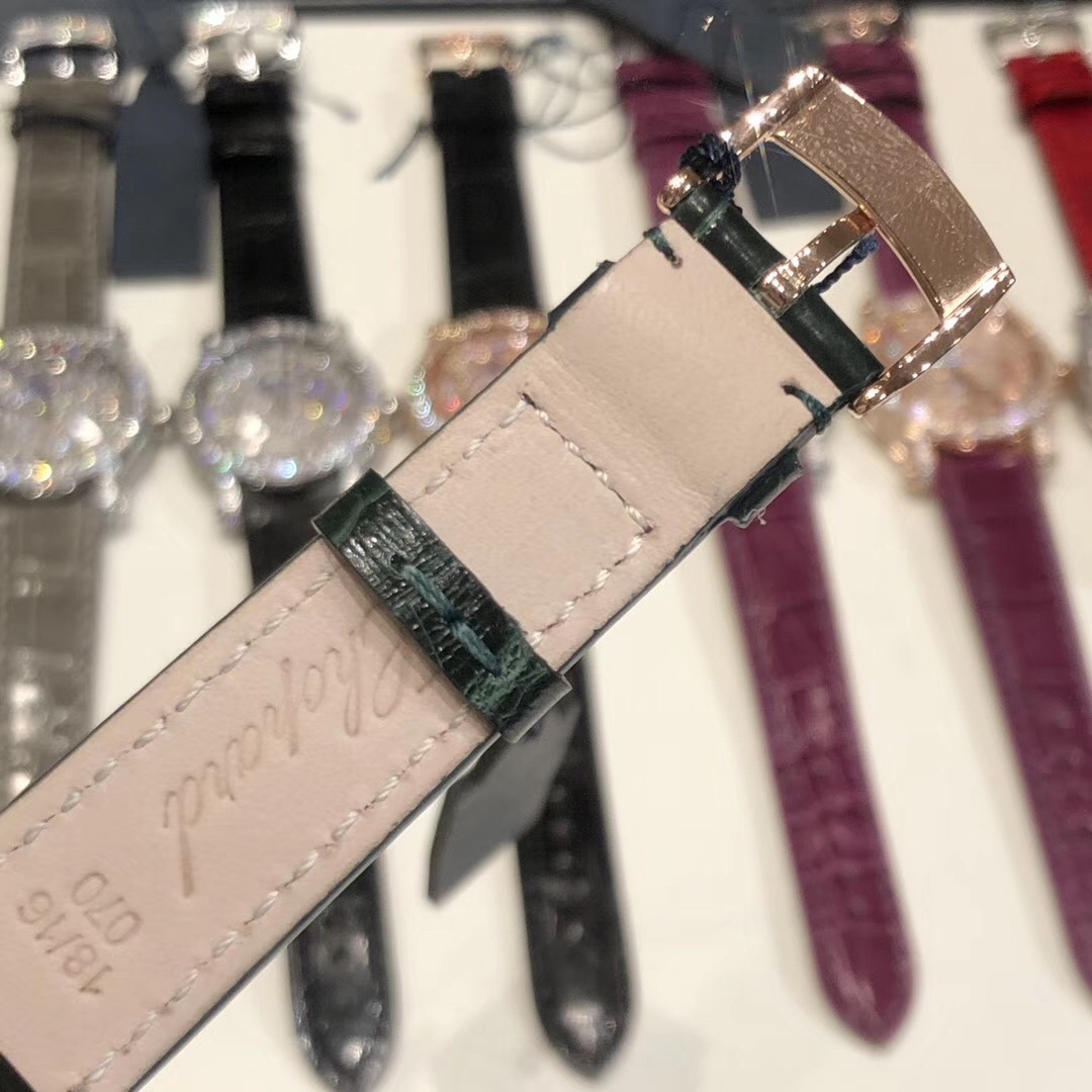 （NL）2025最新款滿天星   原裝搭配美洲鰐魚錶帶 搭配原莊進口日本9015機芯 蕭邦（HAPPY DIAMONDS）作為蕭邦最暢銷的系列一直以細膩的手法詮釋蕭邦標誌性靈動鑽石的概念，此系列作品柔美而時尚，都說男戴萬國女戴蕭邦 有金（進）有鑽（賺）寓意也很好。錶盤內的鑽石滾珠可自由滑行轉動，時來運轉 財運滾滾，讓每一位女性都以最迷人的造型驚艷世人。 這次給大家帶來的蕭邦快樂鑽系列 這次給大家帶來的蕭邦快樂鑽系列 是肖邦旗下最具代表性的腕表 最有特色的夾層玻璃的7顆，7顆鑽石產生自旋 猶如舞蹈