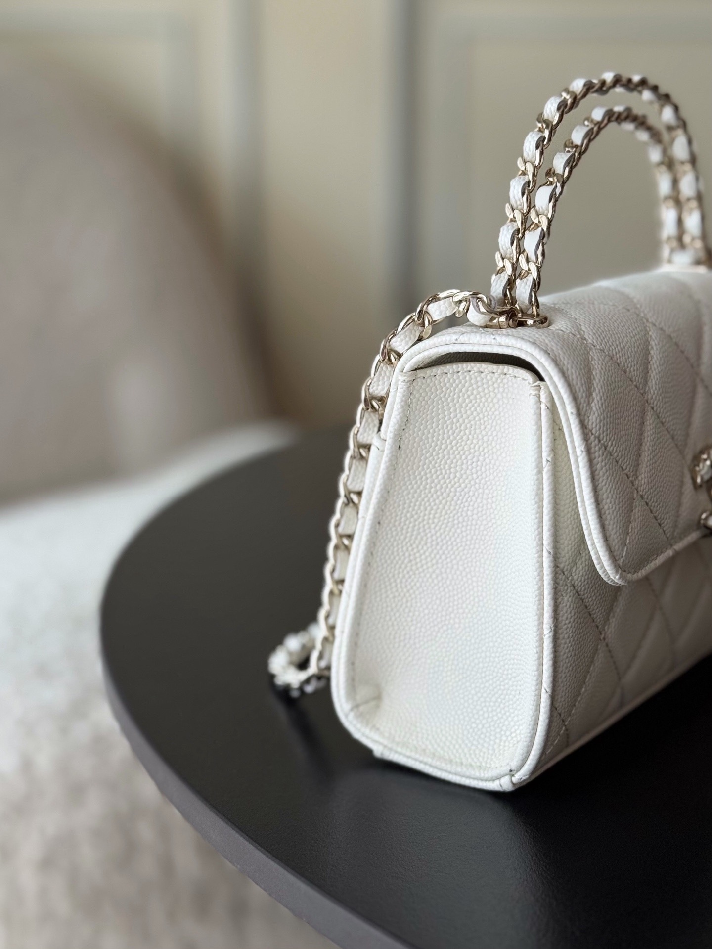 Chanel 25S 新款本季 最火的小球牛皮Kelly 手柄包
這顆絕對是黑馬
第一眼看到就深深愛上💕
顏值不必說 直接閉眼入不會錯
很好打理 也是百搭型
實現了單背斜挎腋下背手拎的效果📷
簡直就是福音〰️
很精緻 值得珍藏🔝

五金：全鋼18K淺金
皮料：獨家Haas小牛皮
尺寸：𝟏𝟒.𝟓*𝟏𝟏.𝟓*𝟓.𝟓 𝚌𝚖
型号：AS3237