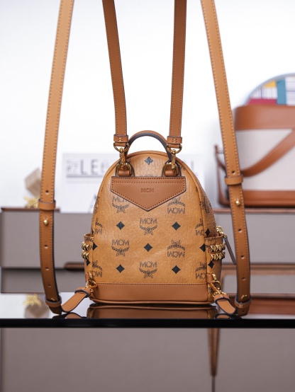 𝙈𝘾𝙈 𝙎𝙩𝙖𝙧𝙠 𝘽𝙚𝙗𝙚 𝘽𝙤𝙤 𝙓-𝙈𝙞𝙣𝙞
超迷你干邑色#双肩包

·CP独家出品｜干邑色
这款迷你Stark Visetos双肩背包饰有铆钉细节。
经典Stark双肩背包由经典Visetos制成，饰以豪华的Nappa皮革饰边及前卫感十足的铆钉细节。

型号：MMK6SVE92CO001
尺寸：21*10*17.5cm
肩带：32.5-124cm/可调节
颜色：干邑色/Cognac🟫