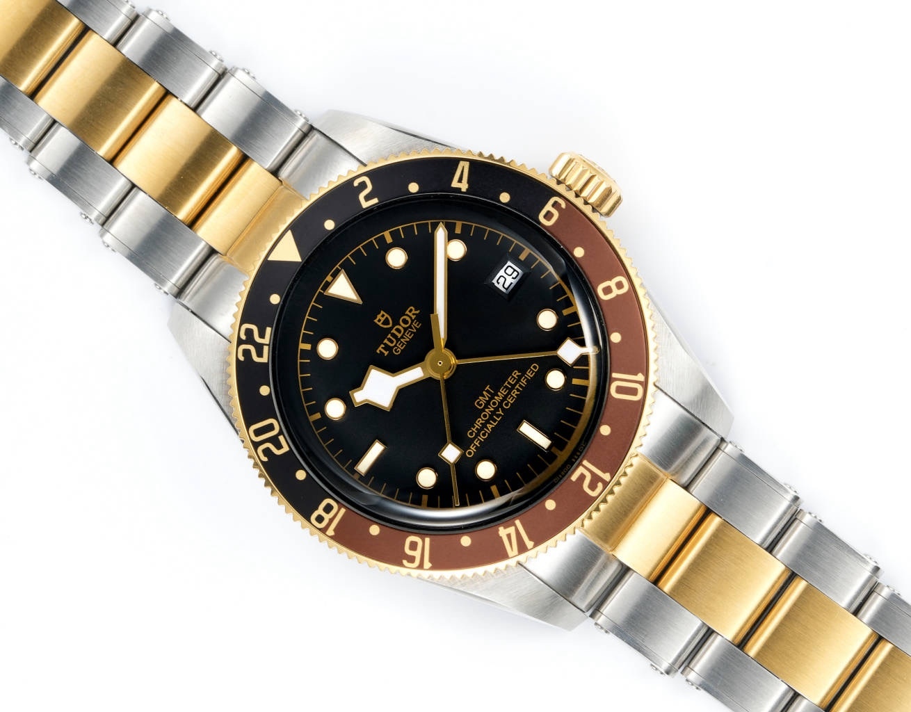 帝舵碧灣系列之格林尼治型腕表。以傳統設計融合格林尼治“可樂圈”經典，成就此復古運動的腕上佳品。
 1：完美還原41mm直徑的啞光拉絲外殼，斜邊經由拋光潤飾，不刮手，極致實現原版硬朗流暢的線條。可雙向旋轉的“紅藍可樂圈”採用陽極氧化鋁所制（材質對應原版）！
2：鏡面採用藍寶石水晶玻璃，還原正品復古懷舊的鍋蓋造型
3：此次升級錶帶表扣，微拉扣設計，同步原裝的“鉚釘”不鏽鋼錶帶，打磨精細，採用實心鏈節，兩側鏈節以鉚釘頭連接，呈現獨特的階梯形結構，錶帶邊緣及表扣圓潤不鋒利，佩戴便捷，上手舒適
