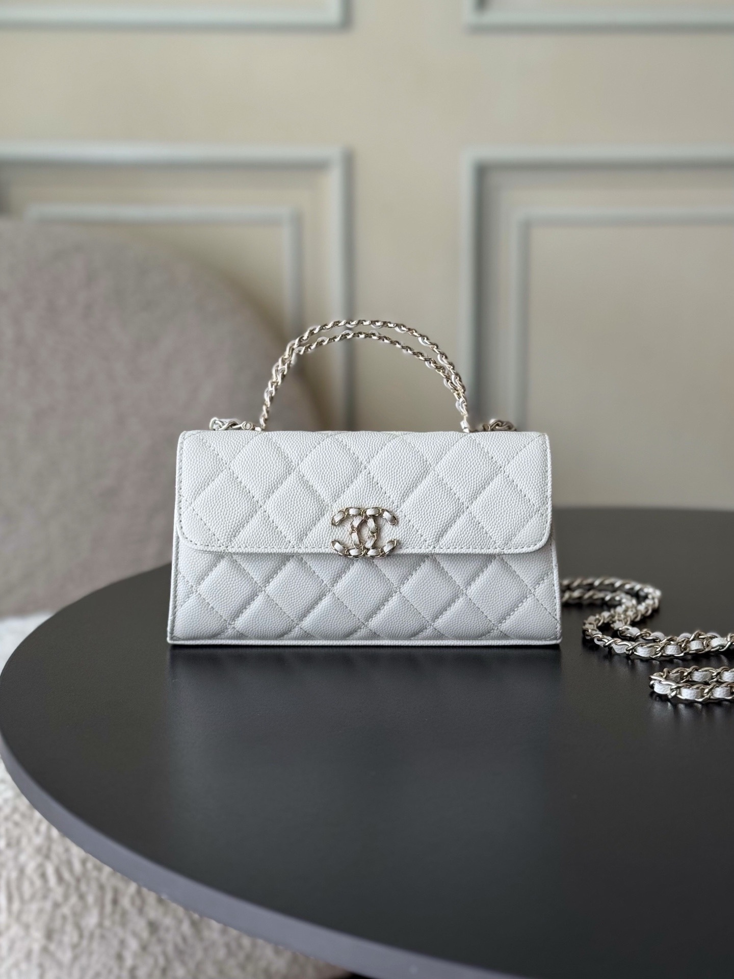 Chanel 25S 新款本季 最火的小球牛皮Kelly 手柄包
這顆絕對是黑馬
第一眼看到就深深愛上💕
顏值不必說 直接閉眼入不會錯
很好打理 也是百搭型
實現了單背斜挎腋下背手拎的效果📷
簡直就是福音〰️
很精緻 值得珍藏🔝

五金：全鋼18K淺金
皮料：獨家Haas小牛皮
尺寸：𝟏8*𝟏0*4.𝟓 𝚌𝚖
型號：AS3238