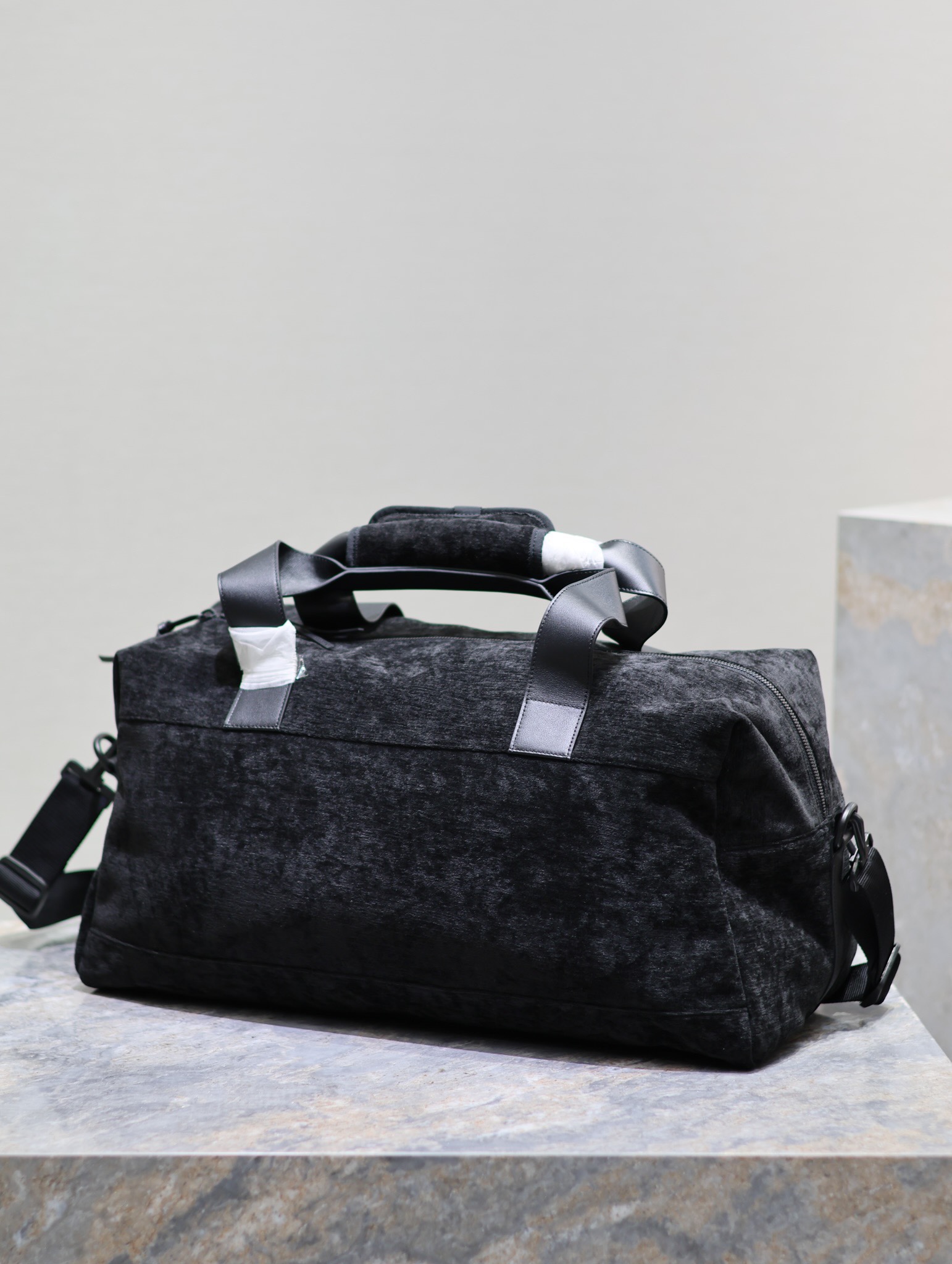 絨面旅行手提袋✧
耐磨耐造的絨面料 絨面把手和牛皮肩帶 輕便時尚 包包容量非常大 手拎或者單肩挎著 都很大氣 簡約又高級的潮流高冷範
型號：581374
尺寸：50×26cm
手柄長度：18cm