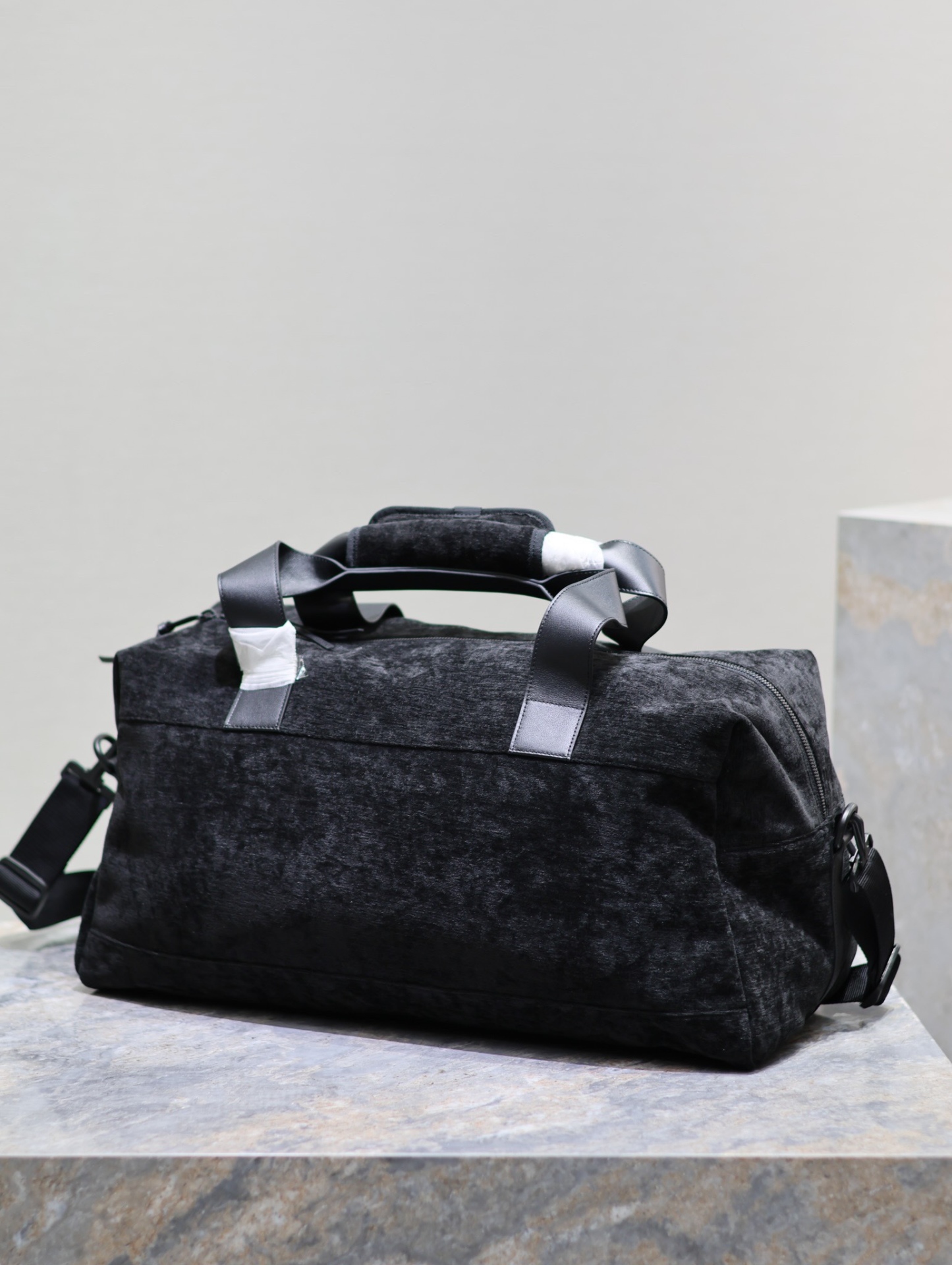 絨面旅行手提袋✧
耐磨耐造的絨面料 絨面把手和牛皮肩帶 輕便時尚 包包容量非常大 手拎或者單肩挎著 都很大氣 簡約又高級的潮流高冷範
型號：581374
尺寸：50×26cm
手柄長度：18cm