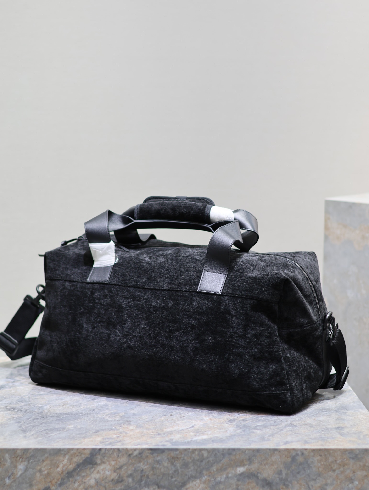 絨面旅行手提袋✧
耐磨耐造的絨面料 絨面把手和牛皮肩帶 輕便時尚 包包容量非常大 手拎或者單肩挎著 都很大氣 簡約又高級的潮流高冷範
型號：581374
尺寸：50×26cm
手柄長度：18cm