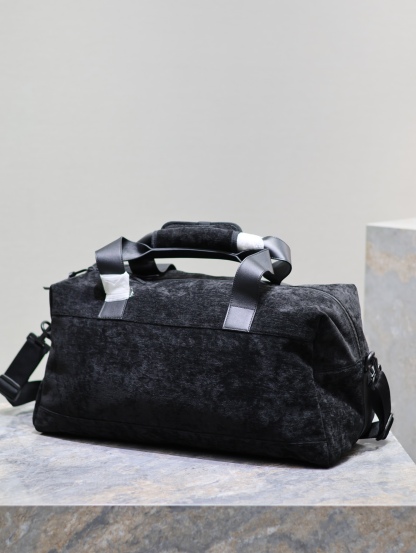 絨面旅行手提袋✧
耐磨耐造的絨面料 絨面把手和牛皮肩帶 輕便時尚 包包容量非常大 手拎或者單肩挎著 都很大氣 簡約又高級的潮流高冷範
型號：581374
尺寸：50×26cm
手柄長度：18cm