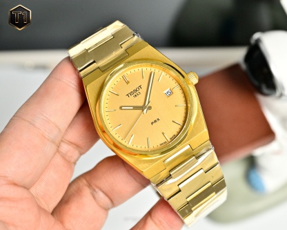 原單品質 天梭（TISSOT）PRX系列  T137.410.11.031.00 復古時尚 商務男士石英腕表火爆登場  ❤️❤️
憑借disco 風格設計 此系列腕表打破了復古與潮流的界限，將上世紀70年代情懷融於現代時尚，重塑時代經典魅力，時刻驚艷在線。秉持創新源於傳統的品牌理念，為其配了酒桶型表殼，配備了“一體式精鋼錶鏈”（融錶鏈，表耳，表殼於一體）。方寸之間卻有匠心獨運，天梭攜手復刻經典力作，呈現1911年腕表造型設計，這一刻，著古潮今。搭載瑞士石英機芯，藍寶石玻璃，316瑞士鋼，100米深度防