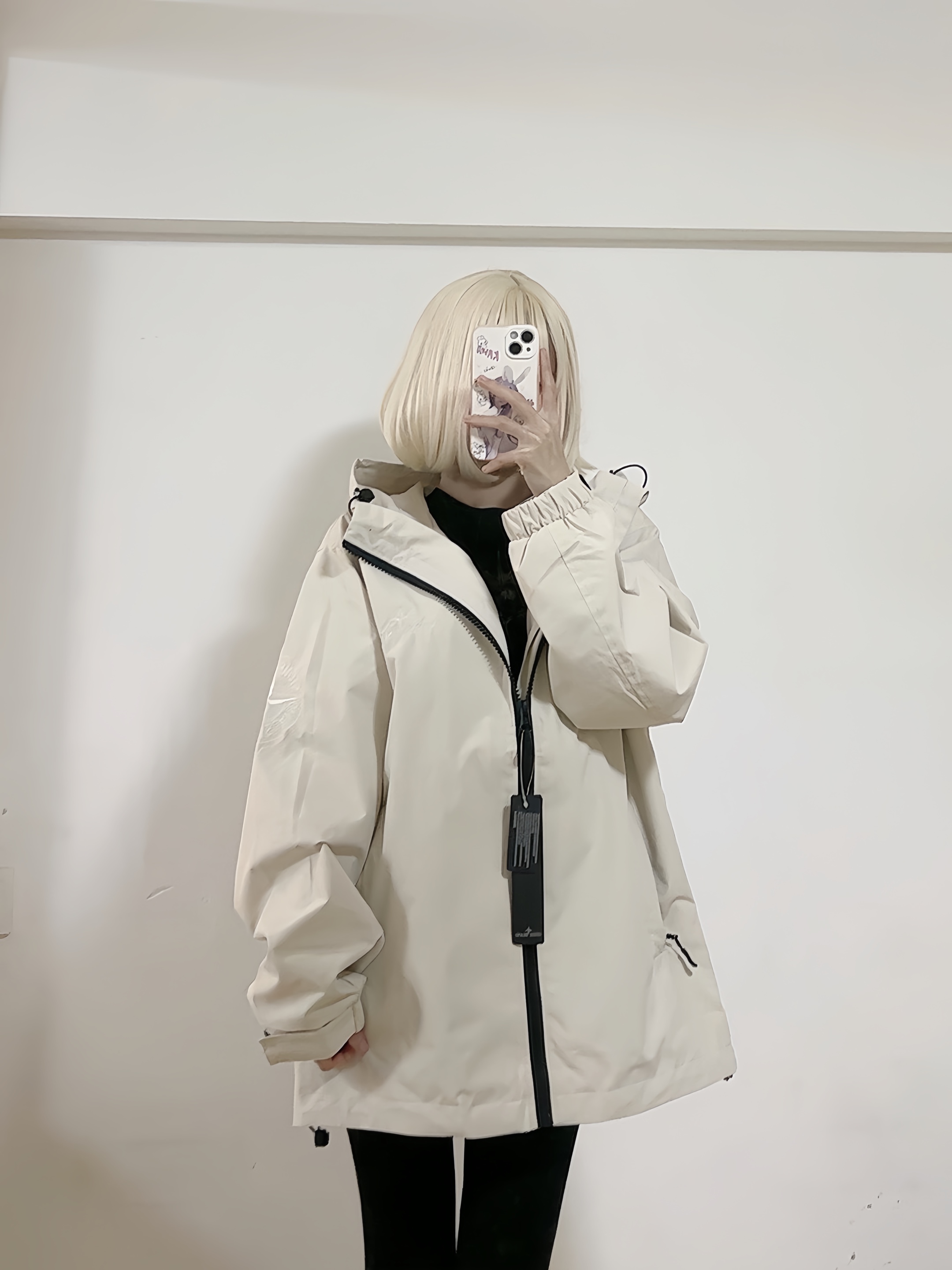 Stone Island/石頭島 24ss 手臂刺繡羅盤衝鋒衣外套
石頭島春季最熱單品 超級吸睛的一款衝鋒衣外套 一眼就能愛上 採用梭織防風防水面料 手感細膩順滑 寬松連帽的版型  水洗標一應俱全 細節滿滿的一款衝鋒衣 大廠代工 品質可靠 

-略帶復古感的機能衝鋒衣 城市徒步 戶外穿行都很出挑 男女都可以駕馭的一款潮流單品 
Color：黑色
A Size：S-XXL