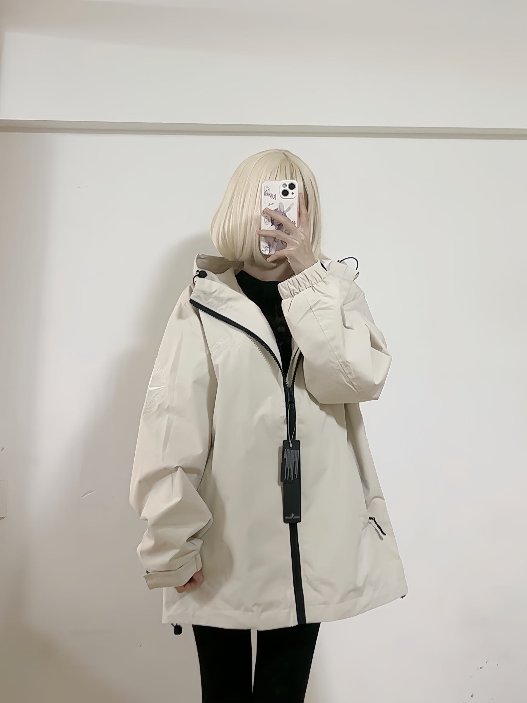Stone Island/石頭島 24ss 手臂刺繡羅盤衝鋒衣外套
石頭島春季最熱單品 超級吸睛的一款衝鋒衣外套 一眼就能愛上 採用梭織防風防水面料 手感細膩順滑 寬松連帽的版型  水洗標一應俱全 細節滿滿的一款衝鋒衣 大廠代工 品質可靠 

-略帶復古感的機能衝鋒衣 城市徒步 戶外穿行都很出挑 男女都可以駕馭的一款潮流單品 
Color：黑色
A Size：S-XXL