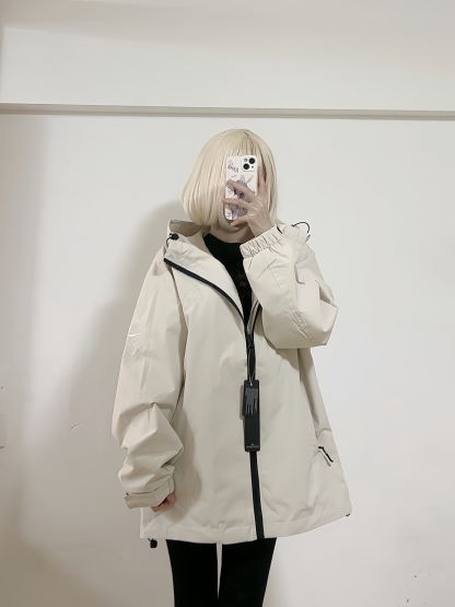 Stone Island/石頭島 24ss 手臂刺繡羅盤衝鋒衣外套
石頭島春季最熱單品 超級吸睛的一款衝鋒衣外套 一眼就能愛上 採用梭織防風防水面料 手感細膩順滑 寬松連帽的版型  水洗標一應俱全 細節滿滿的一款衝鋒衣 大廠代工 品質可靠 

-略帶復古感的機能衝鋒衣 城市徒步 戶外穿行都很出挑 男女都可以駕馭的一款潮流單品 
Color：黑色
A Size：S-XXL