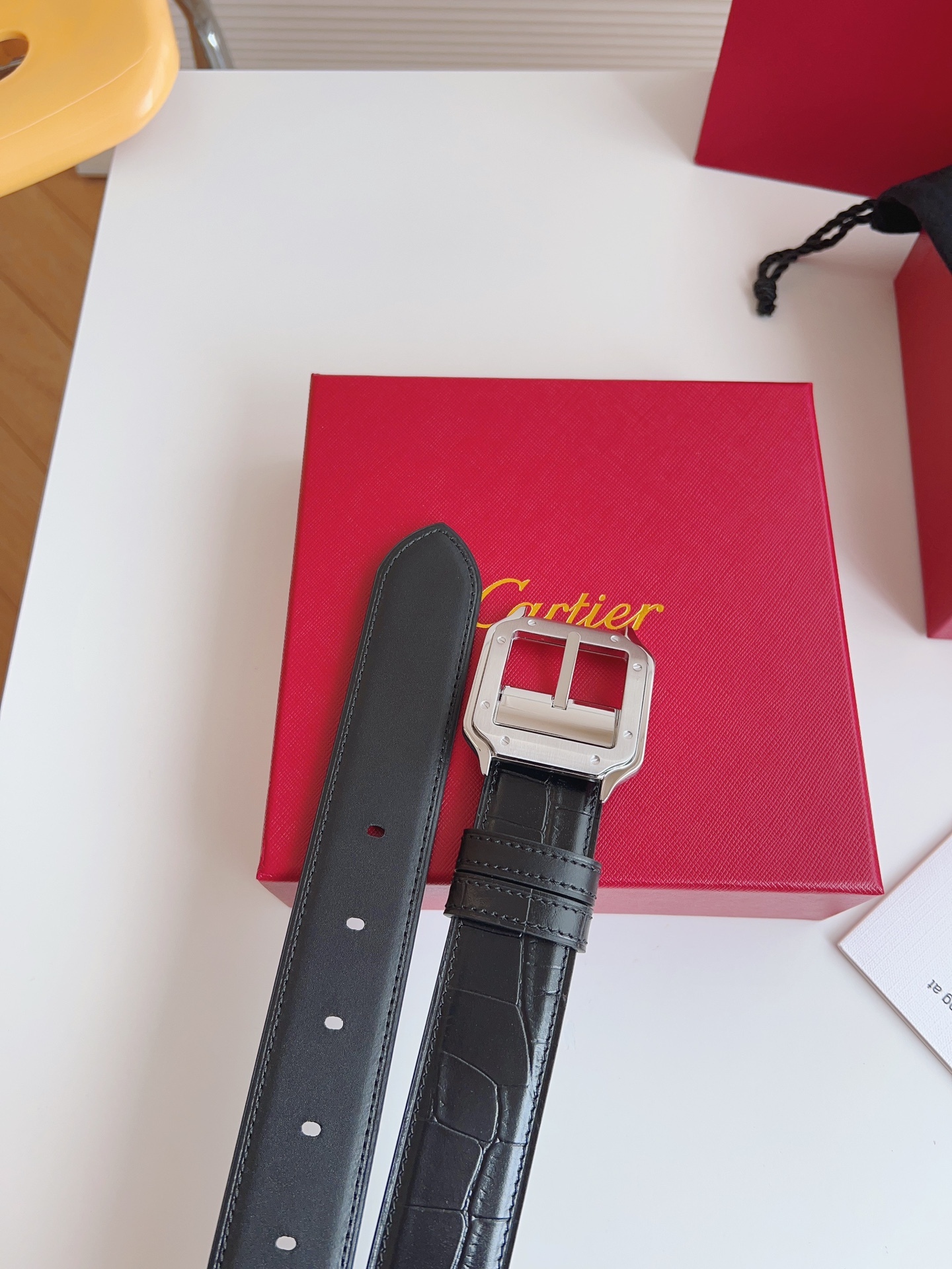 
Cartier（卡地亞）憑借匠心傑作展現與眾不同的美感，融合精湛工藝與經典設計，演繹雋永風格；瀟灑不羈，果敢獨立！此款式易搭配服飾；休閒正裝兩相宜。皮帶寬度：35mm