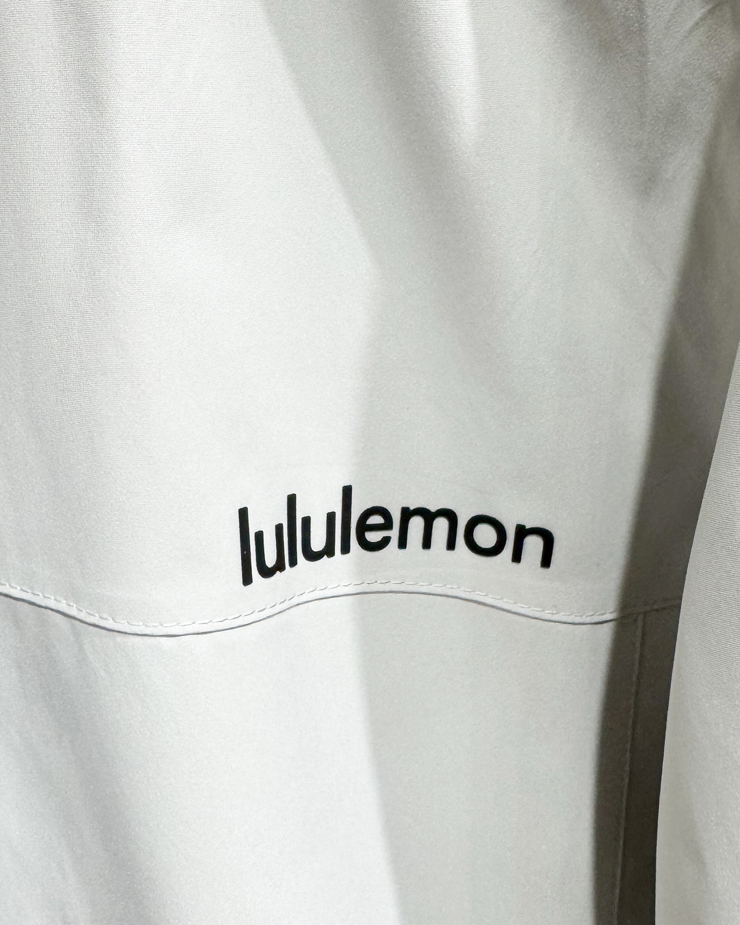 lululemon 機能衝鋒衣 | 雙緯記憶T800面料，戶外通勤全能王！
懂行的都知道，lululemon這件衝鋒衣的面料才是真·黑科技！採用雙緯記憶T800面料，防水4級以上，防風防雨、抗皺透氣、防刮耐磨，立體有型不軟塌，里料更是抗靜電布，應對乾燥天氣或特殊場所都毫無壓力！
- 防護拉滿：防潑拒水+防風鎖暖+透濕排網，暴雨天不漏水，大風天不透涼，運動時還能快速排汗，戶外徒步、通勤驟雨都能穩穩hold住。
- 細節質感：可調節抽繩連帽+隱形拉鍊口袋，胸口lululemon Logo+下擺壓印