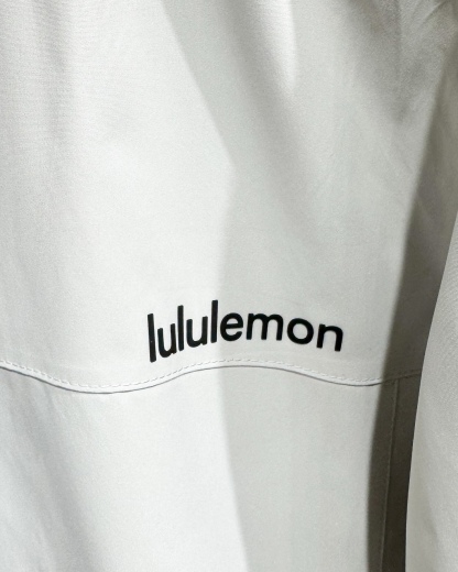 lululemon 機能衝鋒衣 | 雙緯記憶T800面料，戶外通勤全能王！
懂行的都知道，lululemon這件衝鋒衣的面料才是真·黑科技！採用雙緯記憶T800面料，防水4級以上，防風防雨、抗皺透氣、防刮耐磨，立體有型不軟塌，里料更是抗靜電布，應對乾燥天氣或特殊場所都毫無壓力！
- 防護拉滿：防潑拒水+防風鎖暖+透濕排網，暴雨天不漏水，大風天不透涼，運動時還能快速排汗，戶外徒步、通勤驟雨都能穩穩hold住。
- 細節質感：可調節抽繩連帽+隱形拉鍊口袋，胸口lululemon Logo+下擺壓印