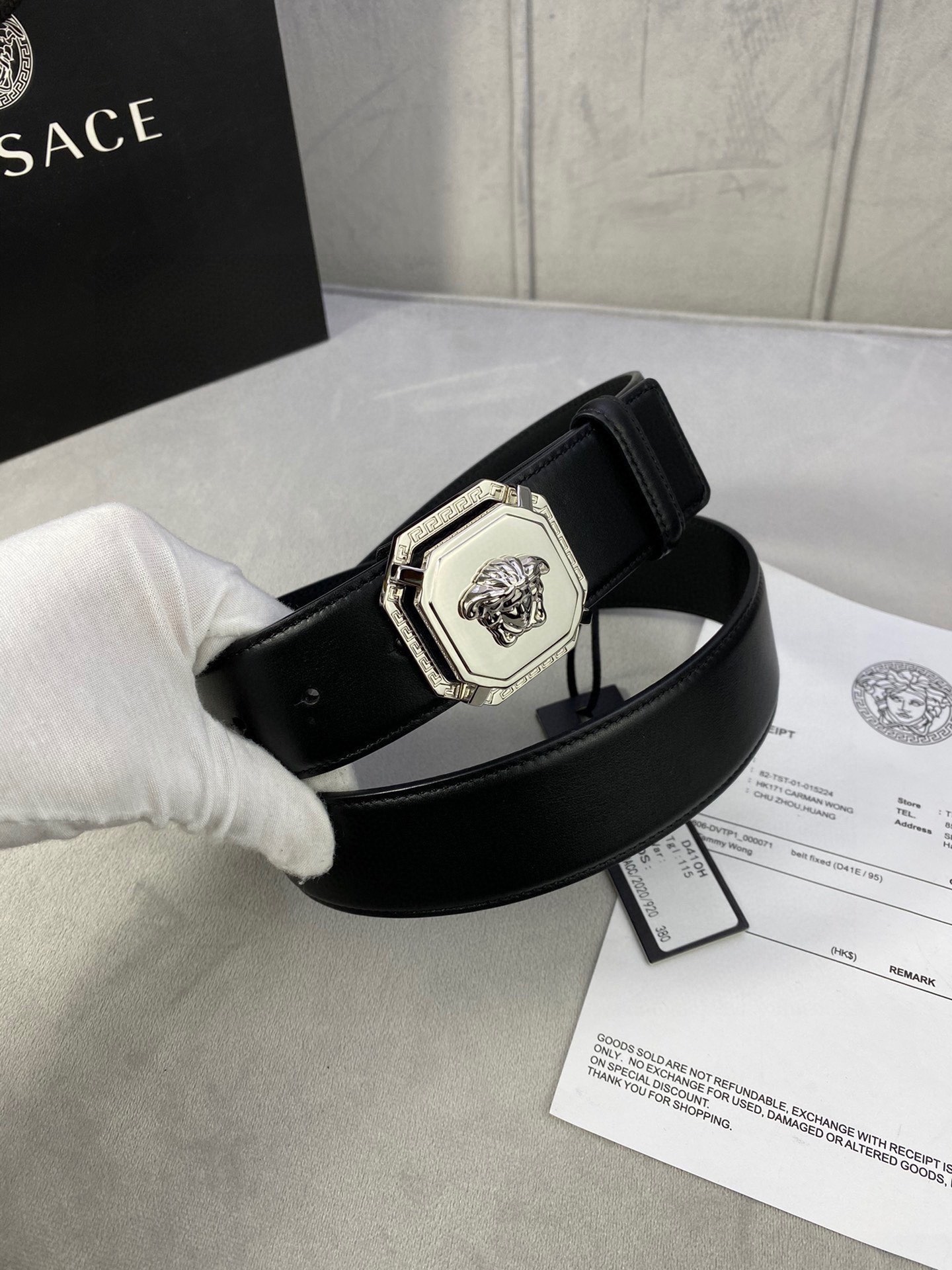 寬度3.8cm VERSACE（範思哲）此款平面皮帶採用小牛皮製成，配有一枚真空電鍍美杜莎頭像腰帶扣，採用穿孔閉合。