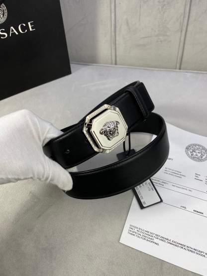 寬度3.8cm VERSACE（範思哲）此款平面皮帶採用小牛皮製成，配有一枚真空電鍍美杜莎頭像腰帶扣，採用穿孔閉合。