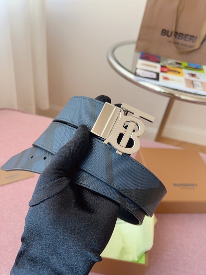 
Burberry博柏利品牌始終秉承傳統精髓，彰顯卓爾不凡的匠制工藝，優雅率性的英倫設計與銳意革新的時尚理念。3.5cm