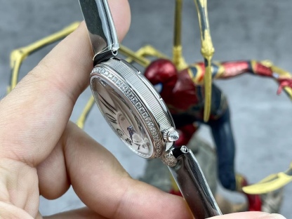 [玫瑰][玫瑰]最強 升級版 頂級 復刻女款 寶璣那不勒斯皇后系列，
【表殼】腕表尺寸分別為中號36.5x28.5毫米 
鵝卵形表殼高雅大氣，表殼外緣飾有錢幣紋。表圈和表殼周圍鑲嵌共117顆施華洛水晶（約0.99克拉）。表冠處鑲有一顆梨形晶石（約0.26克拉）
【精彩細節】
1.與原裝吻合，在表殼背部均打有貴金屬標識，效果清晰工整，彰顯腕表檔次。2.穹面玻璃，從側面看不僅有魚眼效果，還能折射鑽石帶來的璀璨光芒，更顯腕表高貴血統。
3.為了達到原裝K金質量的手感，調試了表殼內部結構的配重，做到重量與原版如出