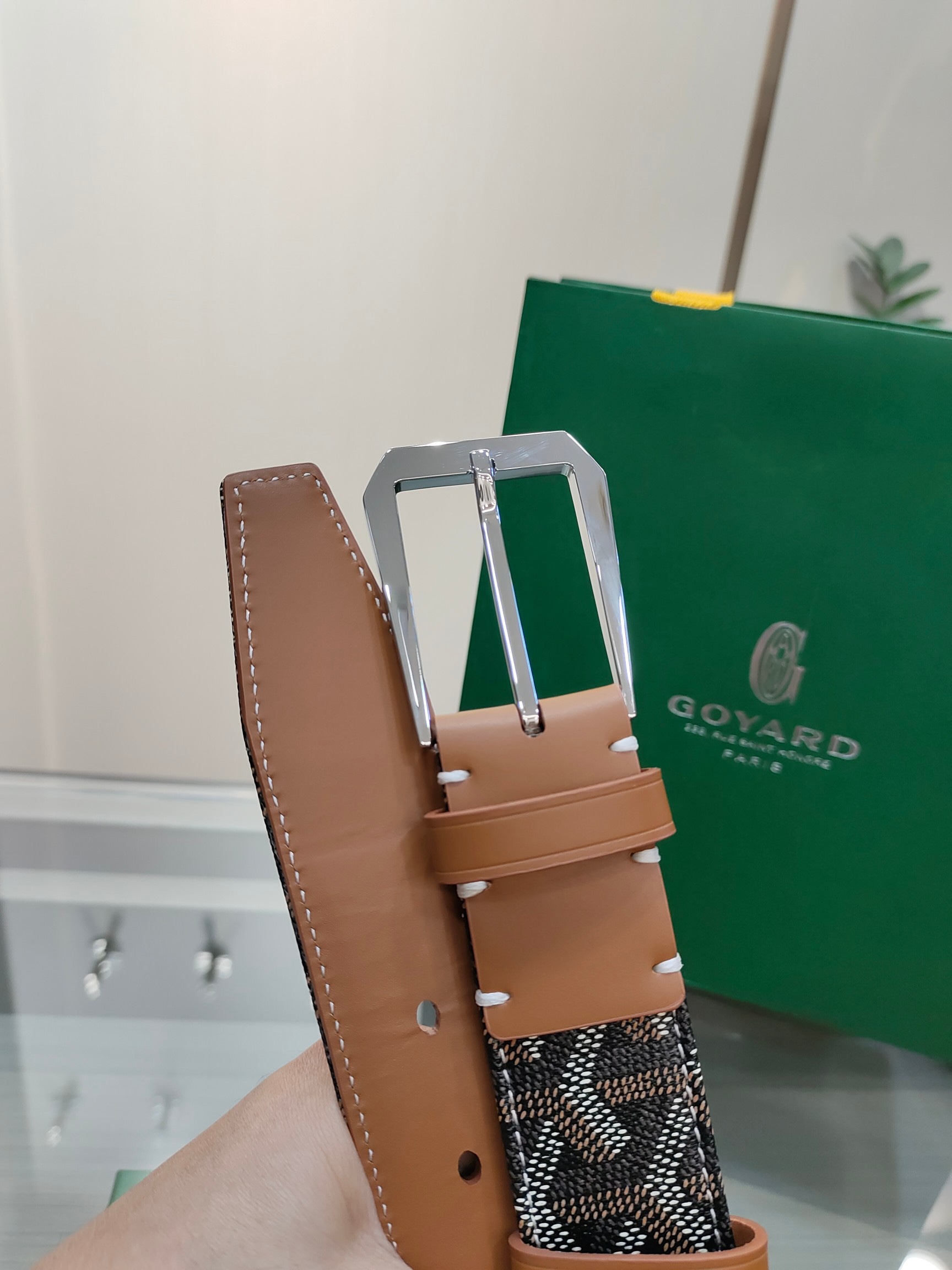 
Goyard(戈雅)腰帶源於法國奢侈品牌，設計風格簡約低調，腰帶身有標誌性帆布搭配進口頭層牛皮，腰帶扣採用簡約精品鋼扣，延續品牌的低調奢華，帶身寬度3.4CM，適用商務休閒日常佩戴。