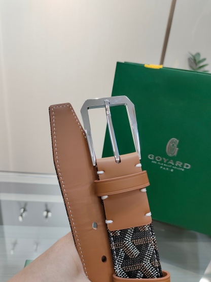 
Goyard(戈雅)腰帶源於法國奢侈品牌，設計風格簡約低調，腰帶身有標誌性帆布搭配進口頭層牛皮，腰帶扣採用簡約精品鋼扣，延續品牌的低調奢華，帶身寬度3.4CM，適用商務休閒日常佩戴。