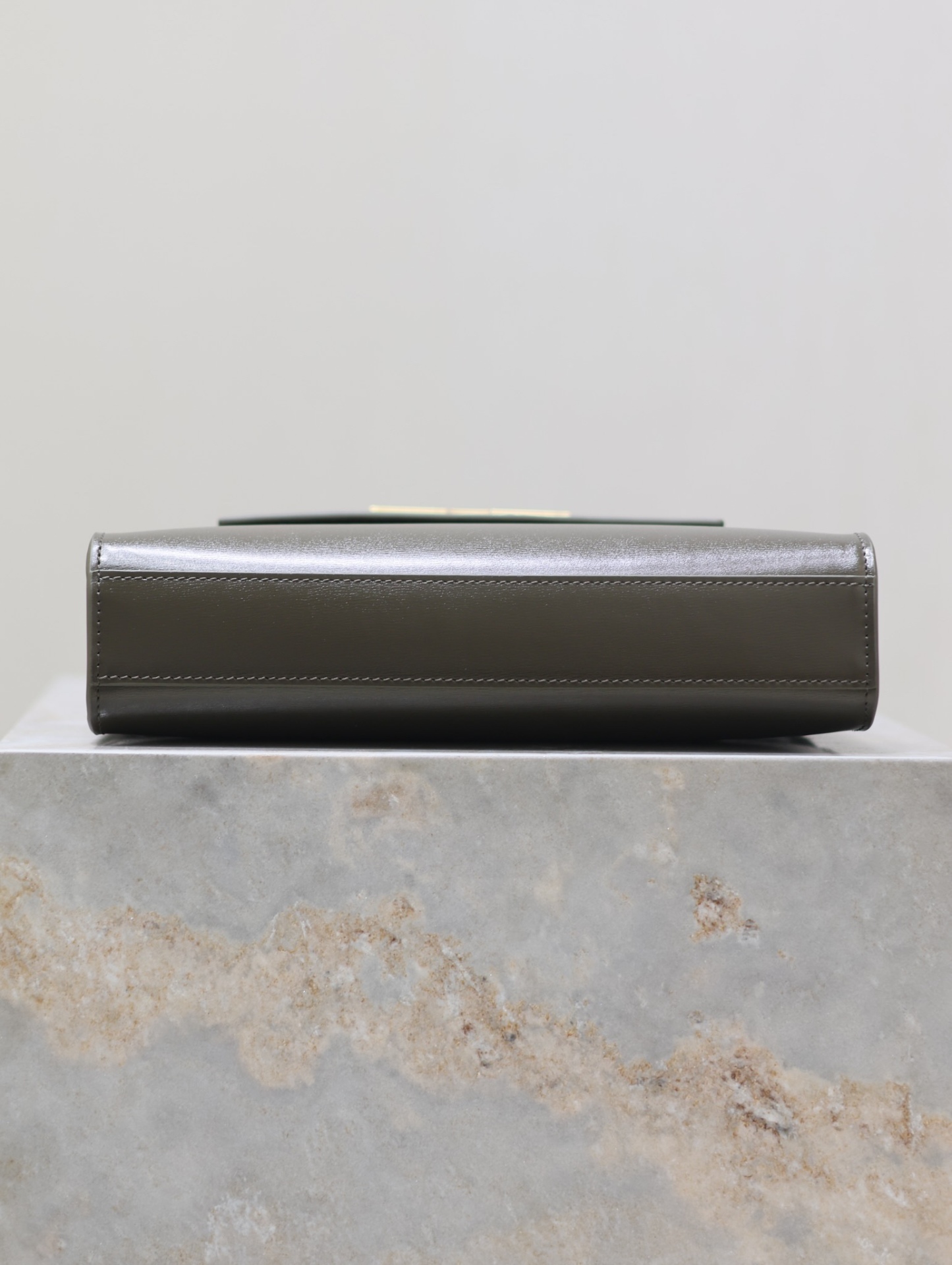 Manhattan_24cm
專櫃同步新款Manhattan法棍包小號24cm全新到貨！最新包型翻蓋曼哈頓法棍包，一改以往經典的logo，取而代之低調簡約的設計風格，它有點像H家的凱莉，很有復古的味道！商務➕休閒兩者結合，總結起來就是百搭！可以手拿，可以單肩或斜挎，一包多用，滿足了商務型女士，又滿足了小女生的休閒！精心挑選的原廠皮、完美的走線、精緻的五金讓整個包包都散髮出高級的味道！
型號：675626
尺寸：24x17.5x6cm