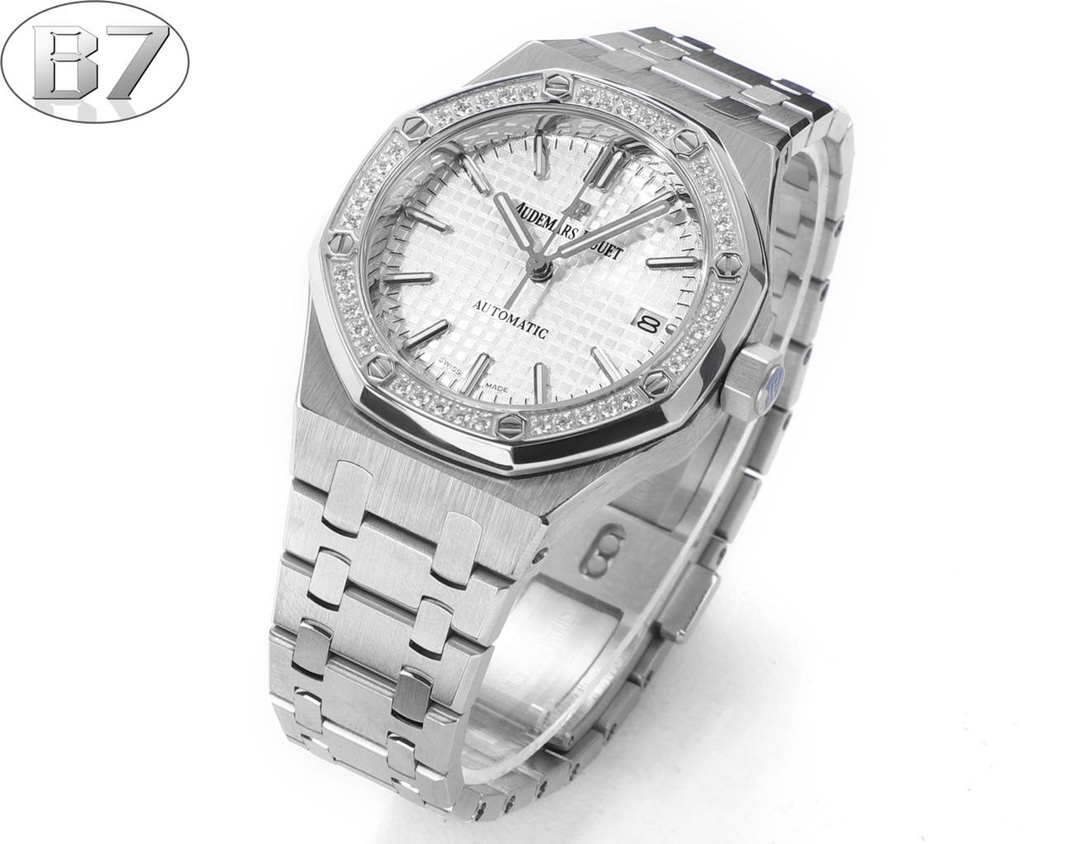 B7  Factory
AP愛彼 女款愛彼皇家橡樹 剔除機芯甲板多餘部分，使之變得更加鏤空——成就鋼表巔峰—— 實力演繹 衛冕“鋼”王！【6大精妙之處】1.正品拆解開模，尺寸為37毫米與正品一致！2.完美還原正品表殼的每一處細節，盡顯正品“稜角分明 堅毅果敢”的陽剛氣質。3.鋼帶的做工無可挑剔，比市面上任何鋼帶表做工均要更上一層樓，鋼帶頭粒和表頭銜接的“緩衝帶”的鬆緊程度與正品一模一樣。4.自動陀的與原裝致敬，是市面唯一做到顏色於原裝一致的版本（市面一般版本均偏紅）其上的ap族徽雕刻獨一無二。