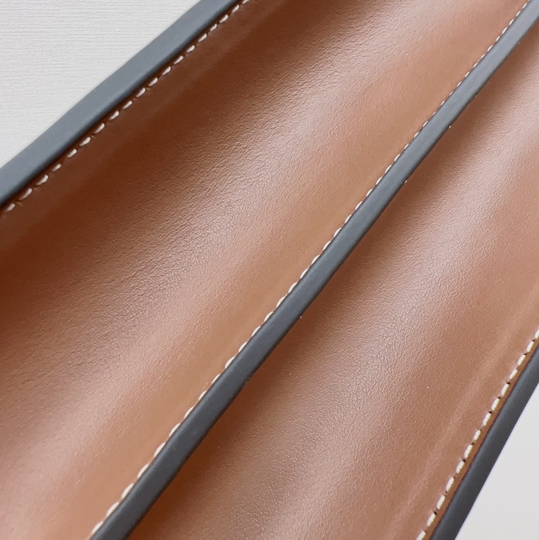 【21cm】B家專屬標識雙色帆布拼皮鎖扣包 版型立挺的單肩包，鎖扣裝飾 Thomas Bur 靈感專屬標識。隨心變換為斜背包或手拿包造型。
尺寸:W21 x H16 x D6cm🌟型號3311