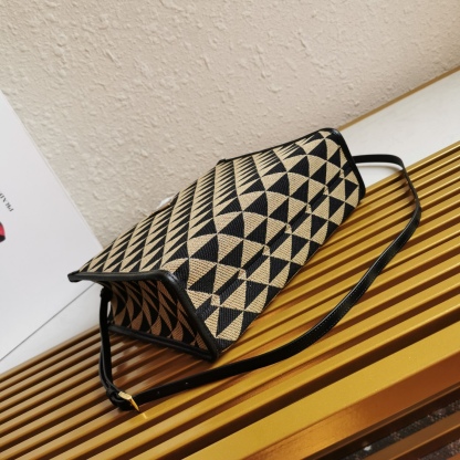 【 原單】👏刺繡織物托特包👏1BA354中號👏👏有長肩帶👌這款刺繡托特包採用進口Saffiano皮革和獨特刺繡面料👍中號為織物刺繡提手設計，110釐米可拆卸可調式Saffiano皮革長肩帶💕太美了😘可仙可酷😎，什麼場合都適合。又是一款網紅/明星認可的爆款👏👏趕緊入手吧😘美美們😘
尺寸：長28x高22x底9cm