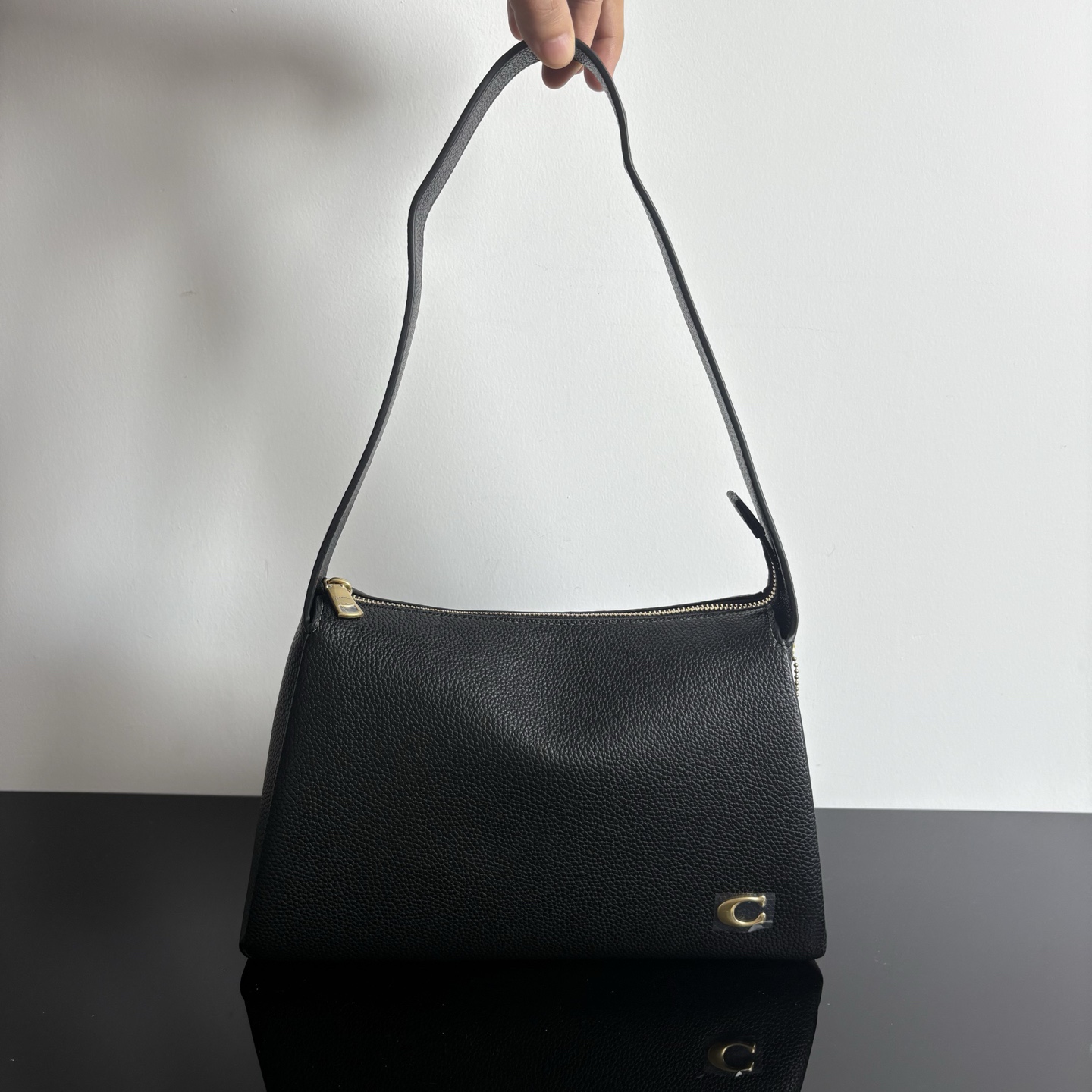 
新款hobo腋下包：CCC45荔枝紋黑色 灰色 酒紅
          CCC48鹿皮棕色 CCC48鹿皮墨綠
作為腋下包超級鬆弛下垂的風格，秋冬單品 容量超大還帶了一個磁扣的暗袋，出行遊玩或通勤都特別實用的一款。

尺寸：10*18*29。