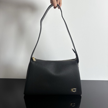 
新款hobo腋下包：CCC45荔枝紋黑色 灰色 酒紅
          CCC48鹿皮棕色 CCC48鹿皮墨綠
作為腋下包超級鬆弛下垂的風格，秋冬單品 容量超大還帶了一個磁扣的暗袋，出行遊玩或通勤都特別實用的一款。

尺寸：10*18*29。