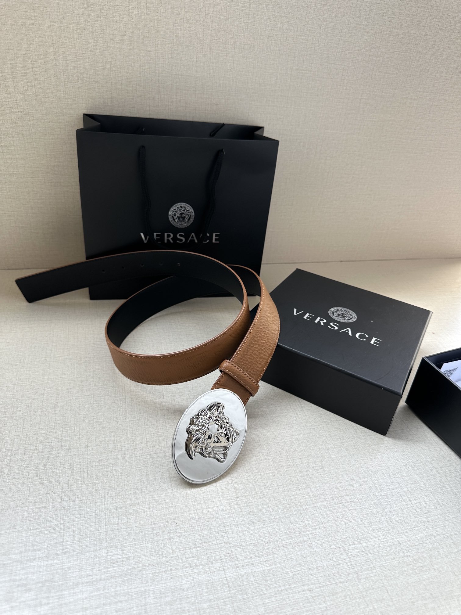 寬度：4.0cm （範思哲） 此款橢圓五金配件、腰帶飾有標誌性的Versace美杜莎頭像扣，彰顯品牌格調。是一款精美的衣櫥必備單品。