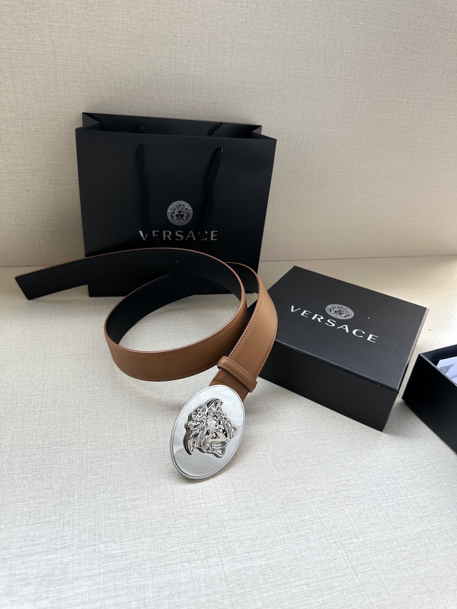 寬度：4.0cm （範思哲） 此款橢圓五金配件、腰帶飾有標誌性的Versace美杜莎頭像扣，彰顯品牌格調。是一款精美的衣櫥必備單品。