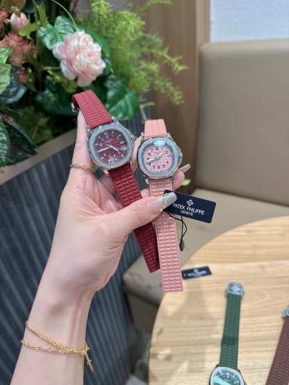
百达翡麗  5067A 手雷 石英女表 PATEK PHILIPPE--5067A全系列石英腕表，帶來全網最佳的復刻產品和極致體驗，確保還原正品般的舒適感，尺寸35.6X7.7mm 圓潤的八角形表殼與原裝一致，走時穩定，續航持久，性價比超高。